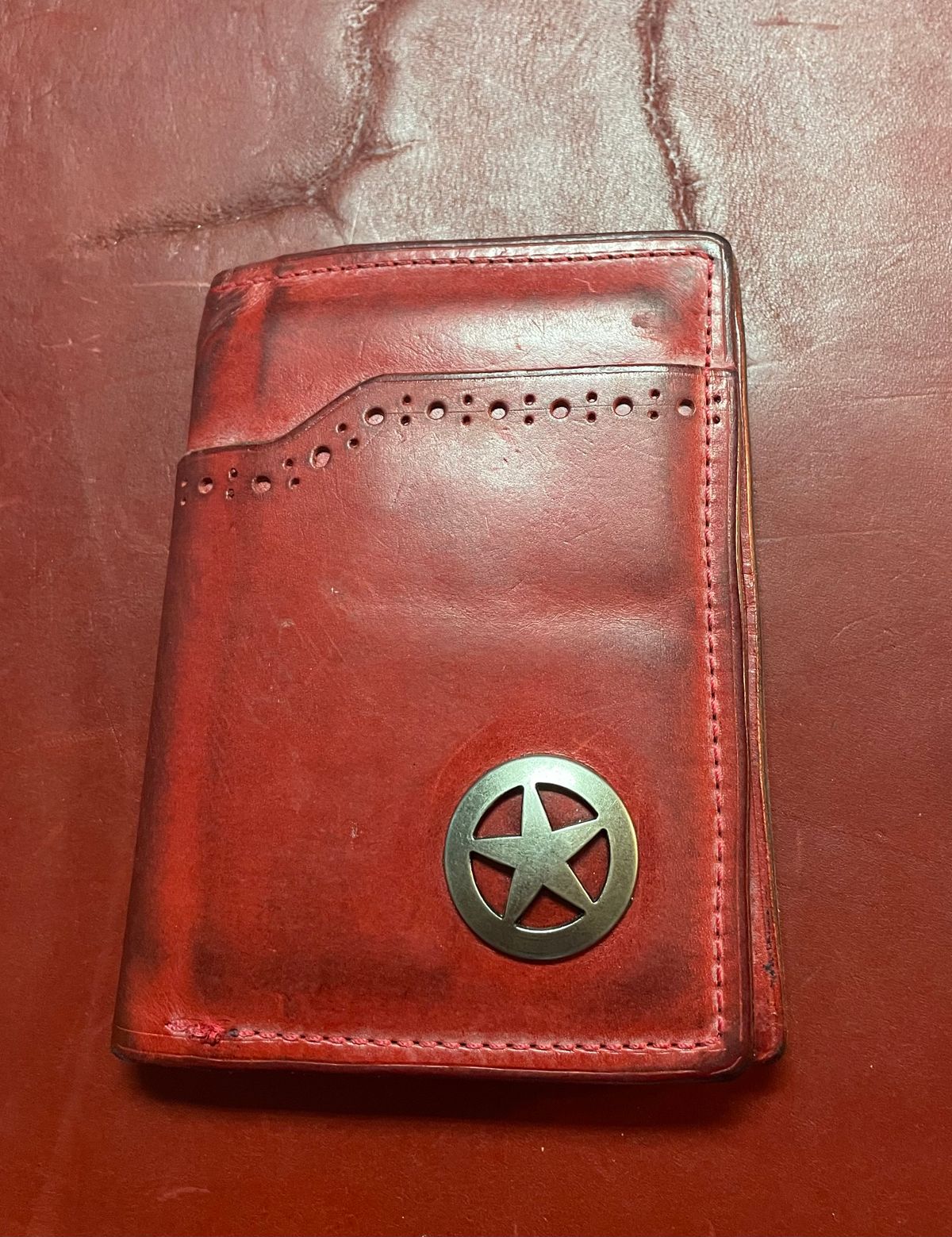 Photo by Nuc on April 1, 2026 of the Home made Full pocket wallet in La Bretagna Marlboro Ghost.