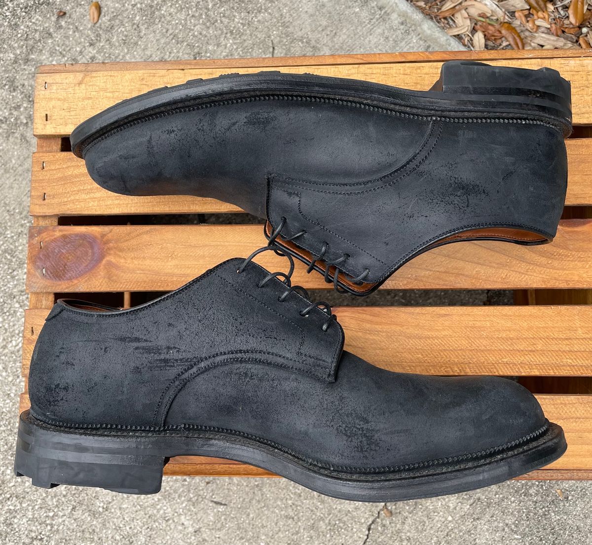 Photo by Nuc on January 4, 2024 of the Viberg Rockland Blucher in C.F. Stead Black Waxy Commander Suede.