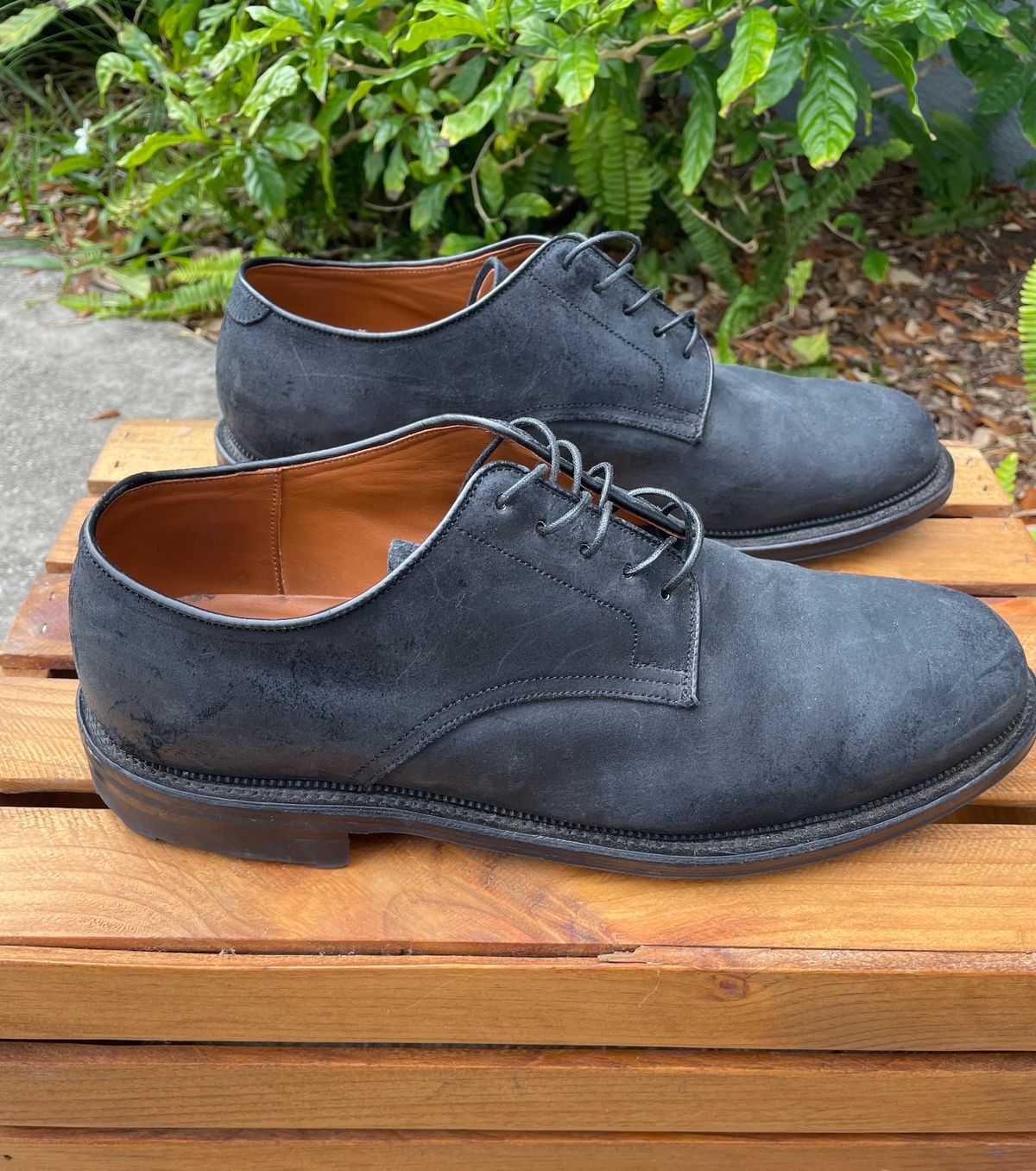 Photo by Nuc on January 4, 2024 of the Viberg Rockland Blucher in C.F. Stead Black Waxy Commander Suede.