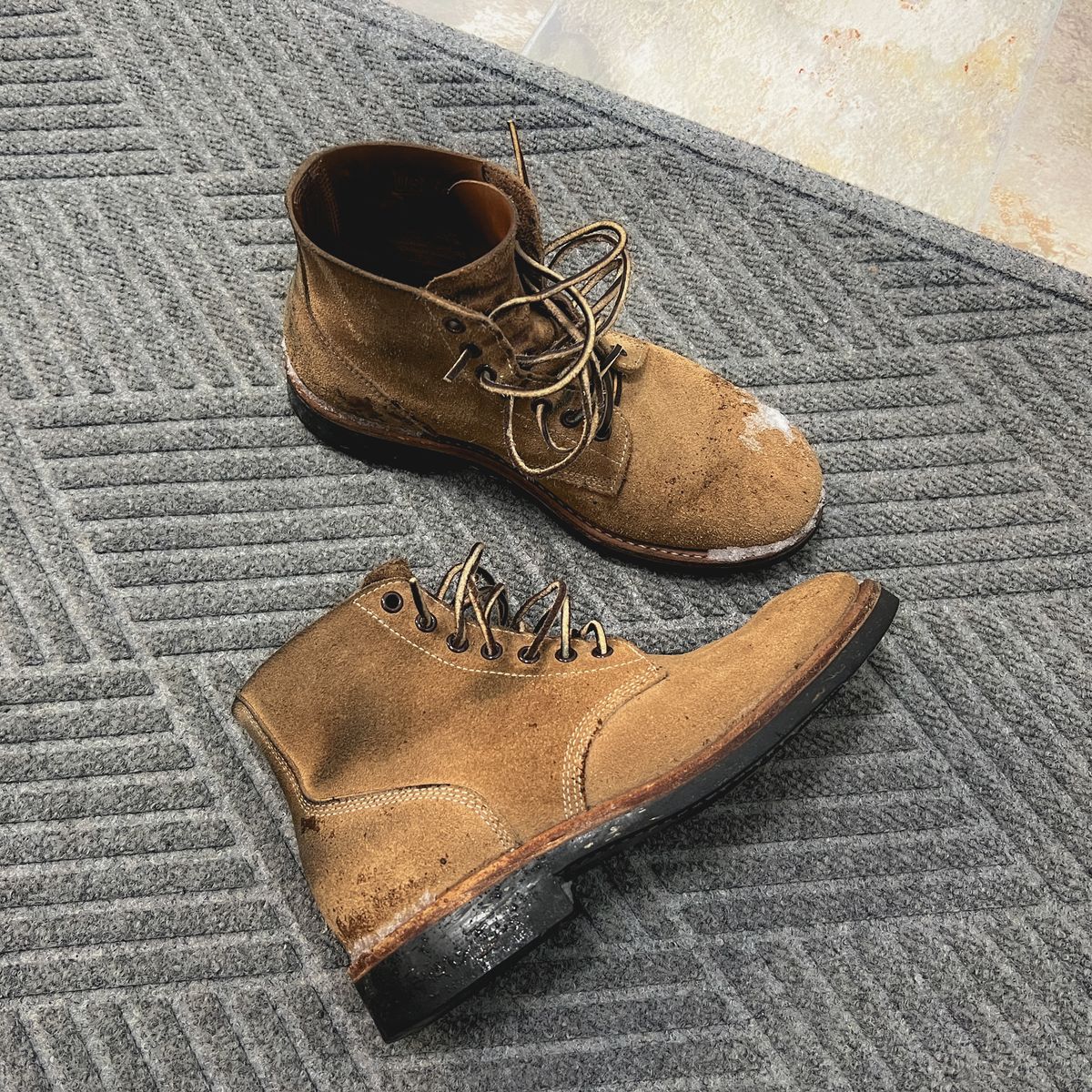 Photo by stuntman on December 25, 2024 of the Oak Street Bootmakers Field Boot in Horween Natural Chromexcel Roughout.