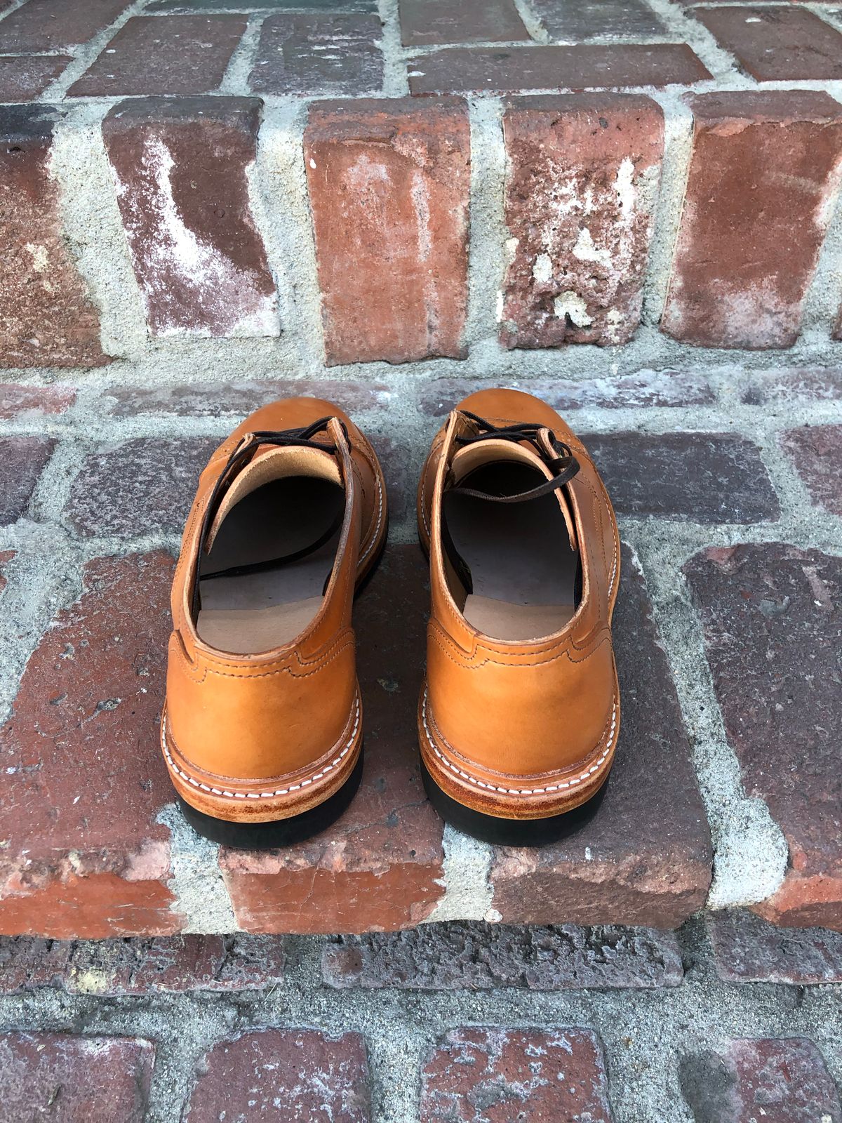 Photo by ShoebieDoobie on October 2, 2022 of the Oak Street Bootmakers Trench Oxford in Maryam Natural Horsebutt.
