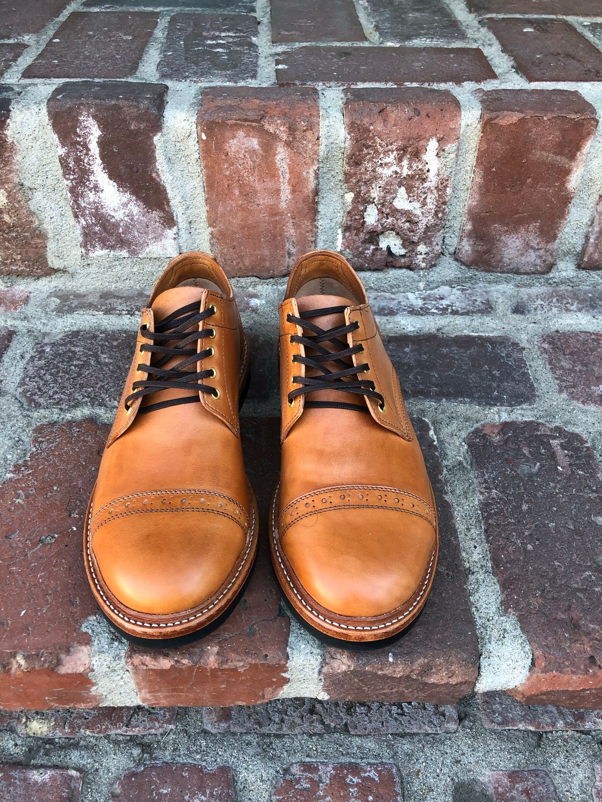Photo by ShoebieDoobie on October 2, 2022 of the Oak Street Bootmakers Trench Oxford in Maryam Natural Horsebutt.