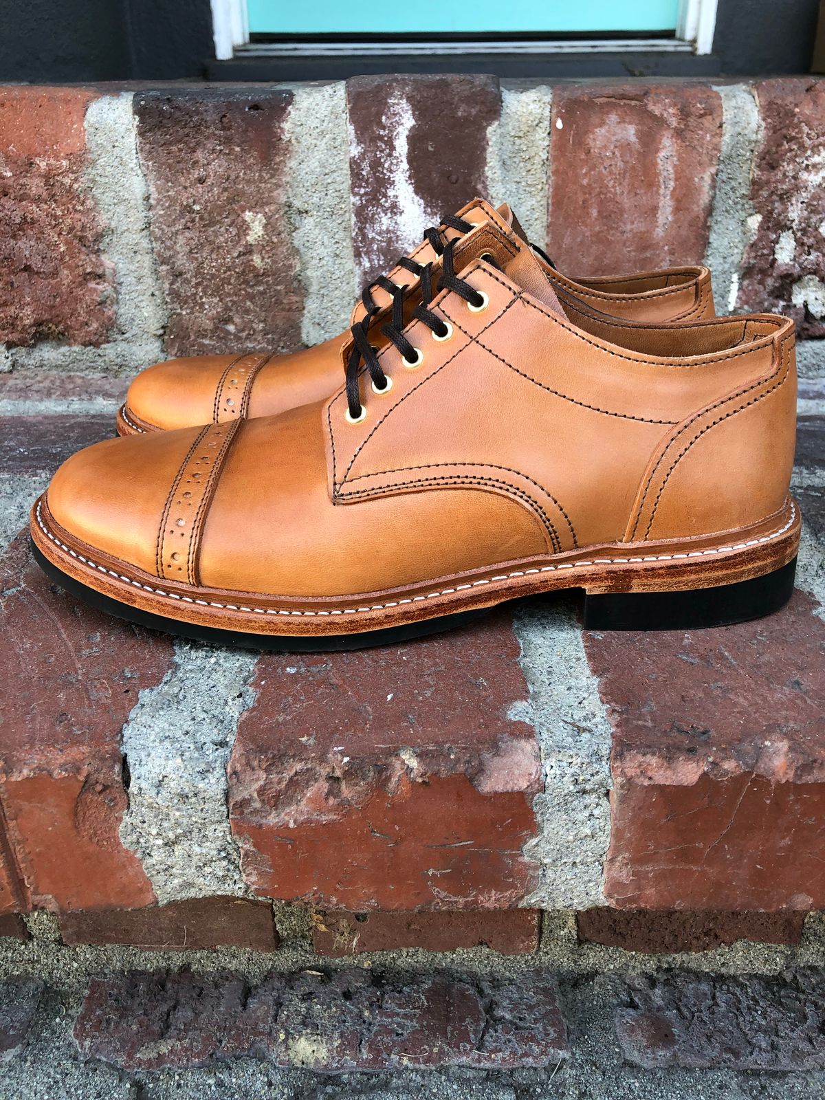 Photo by ShoebieDoobie on October 2, 2022 of the Oak Street Bootmakers Trench Oxford in Maryam Natural Horsebutt.