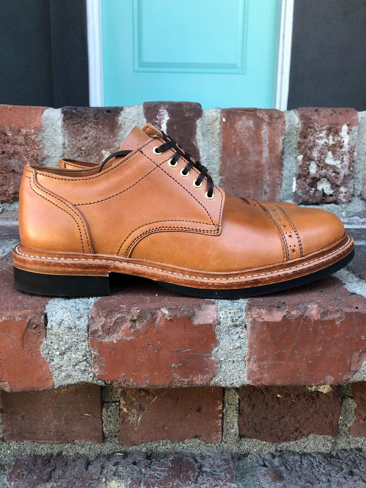 Photo by ShoebieDoobie on October 2, 2022 of the Oak Street Bootmakers Trench Oxford in Maryam Natural Horsebutt.