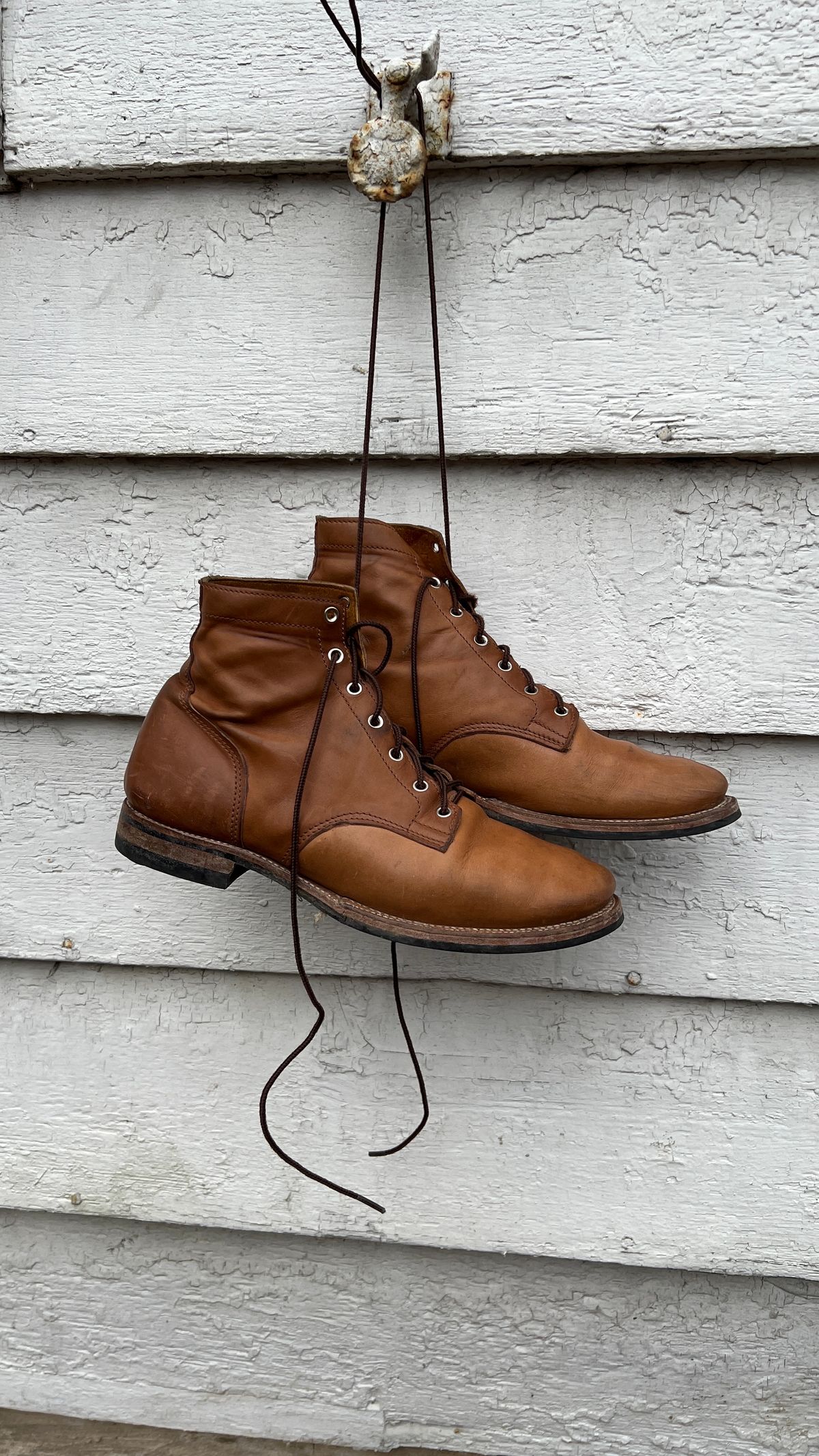 Photo by davecorey on December 4, 2023 of the Oldspeed Service Boot 6” in Horween Tan Latigo.