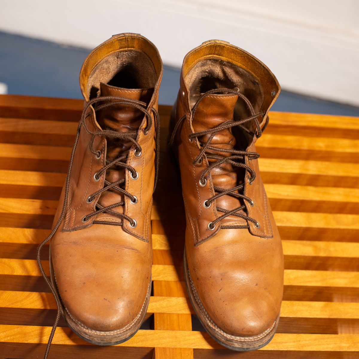 Photo by davecorey on January 3, 2024 of the Oldspeed Service Boot 6” in Horween Tan Latigo.