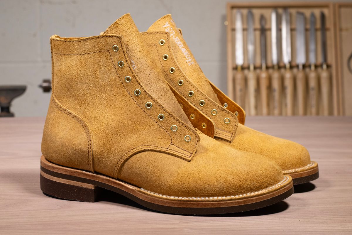 Photo by davecorey on October 4, 2024 of the Oldspeed Service Boot 6” in Horween Tan Latigo Rough Out.