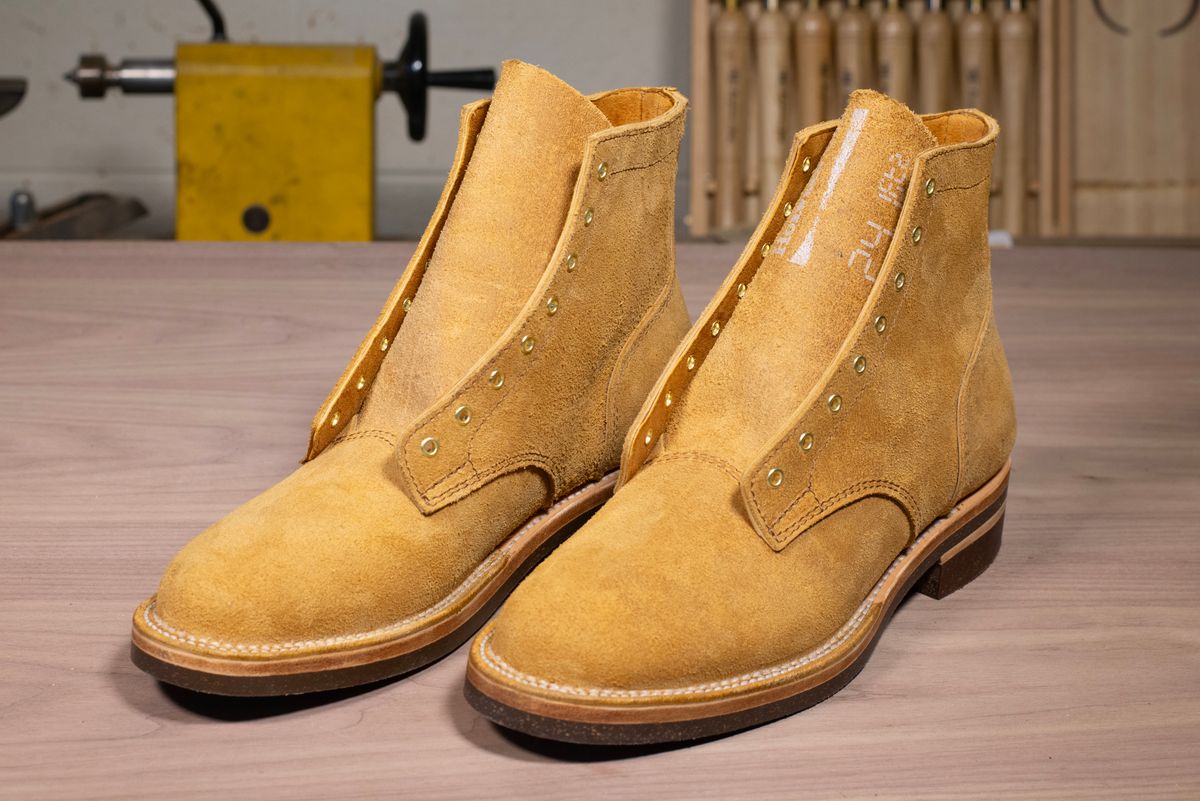Photo by davecorey on October 4, 2024 of the Oldspeed Service Boot 6” in Horween Tan Latigo Rough Out.