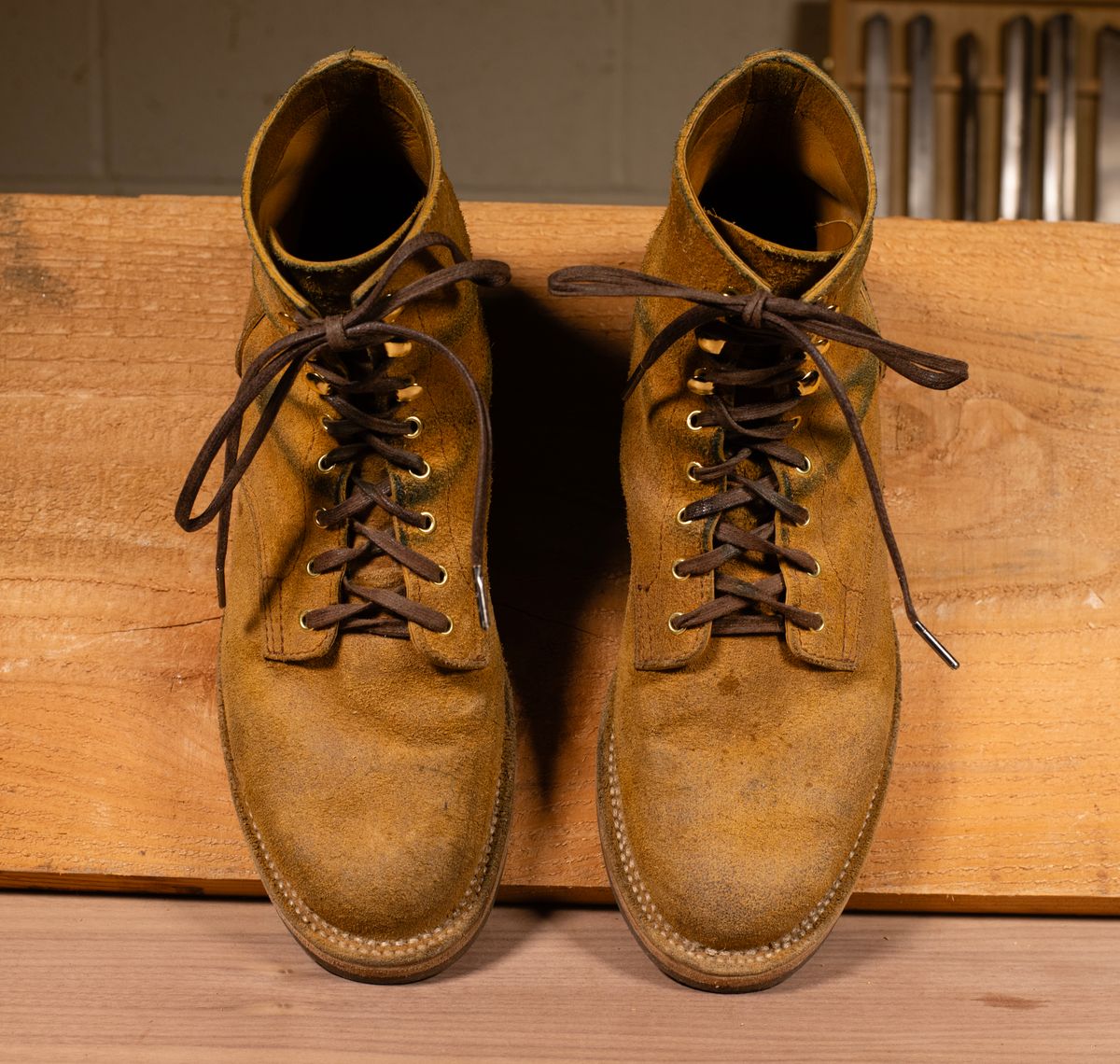 Photo by davecorey on December 4, 2024 of the Oldspeed Service Boot 6” in Horween Tan Latigo Rough Out.