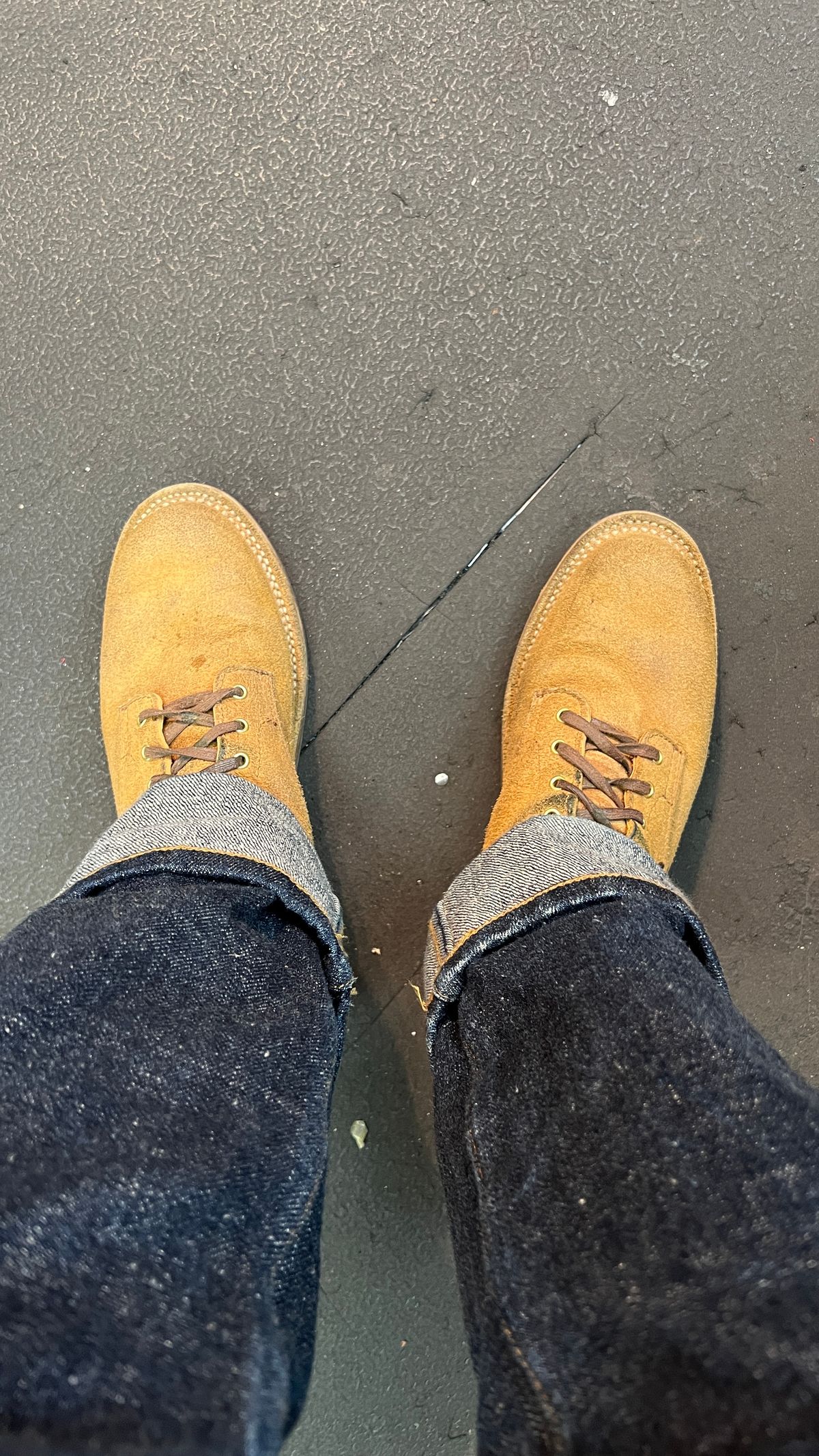Photo by davecorey on December 4, 2024 of the Oldspeed Service Boot 6” in Horween Tan Latigo Rough Out.