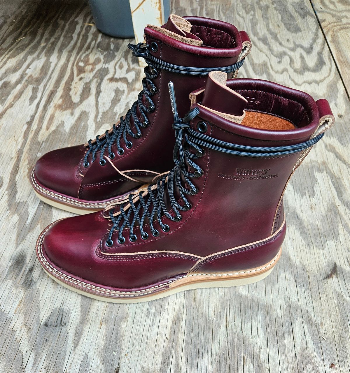 Photo by RaTiOnCrItOP on July 15, 2025 of the White's Bounty Hunter in Horween Burgundy Chromexcel Horsehide.