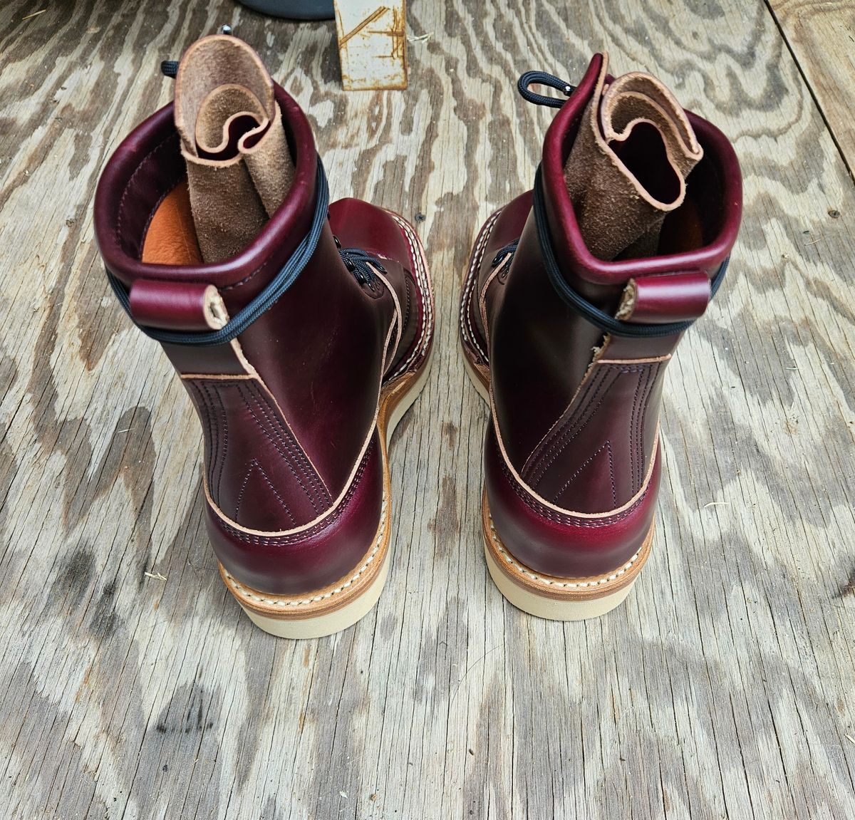 Photo by RaTiOnCrItOP on July 15, 2025 of the White's Bounty Hunter in Horween Burgundy Chromexcel Horsehide.