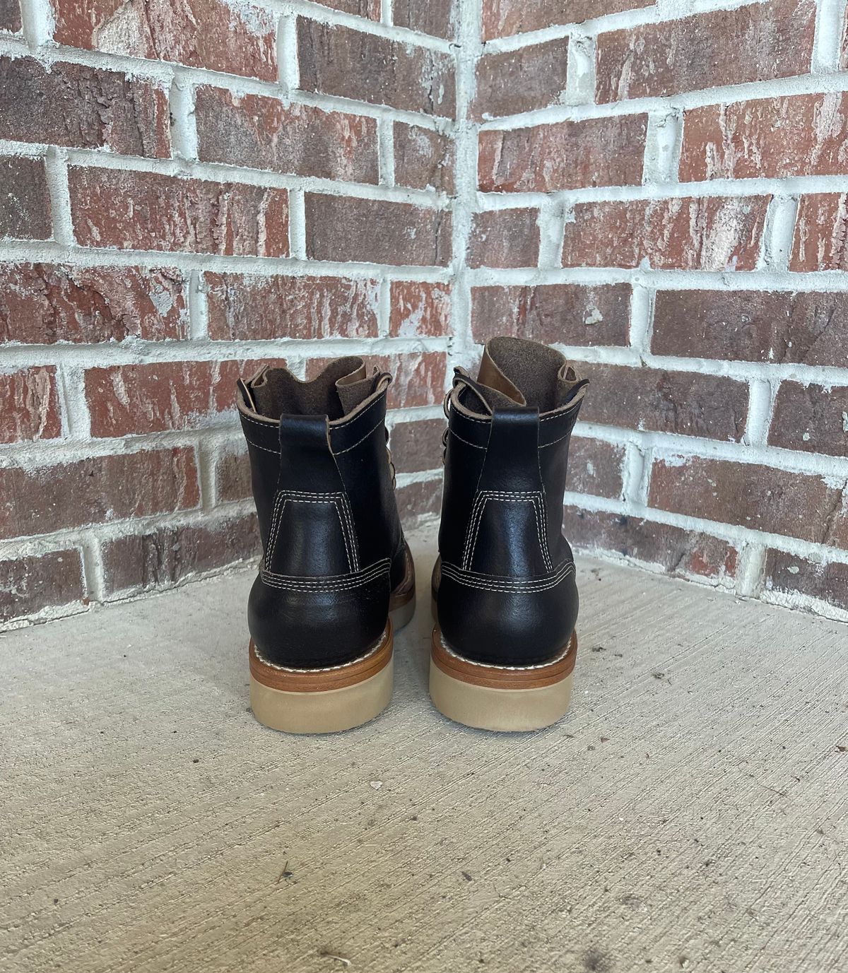 Photo by Joe on October 1, 2022 of the White's 350 Cruiser in Horween Black Waxed Flesh.