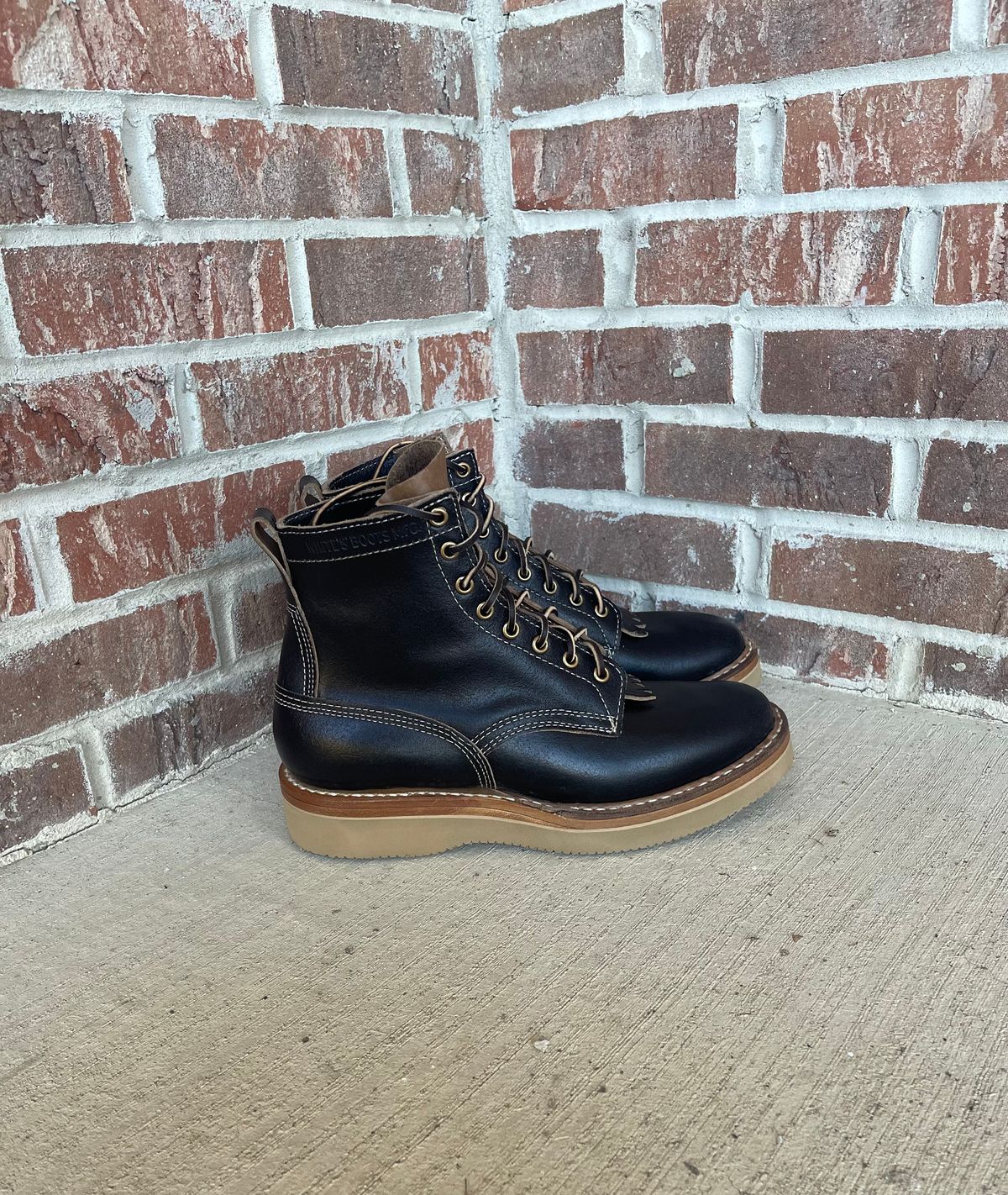 Photo by Joe on October 1, 2022 of the White's 350 Cruiser in Horween Black Waxed Flesh.