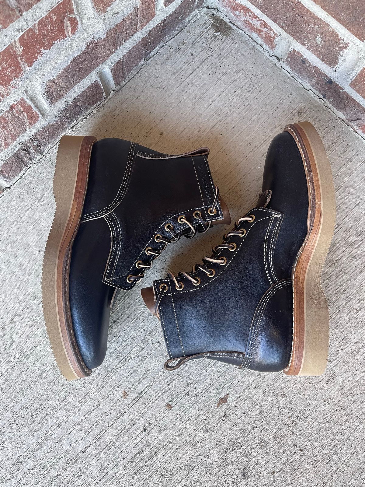 Photo by Joe on October 1, 2022 of the White's 350 Cruiser in Horween Black Waxed Flesh.
