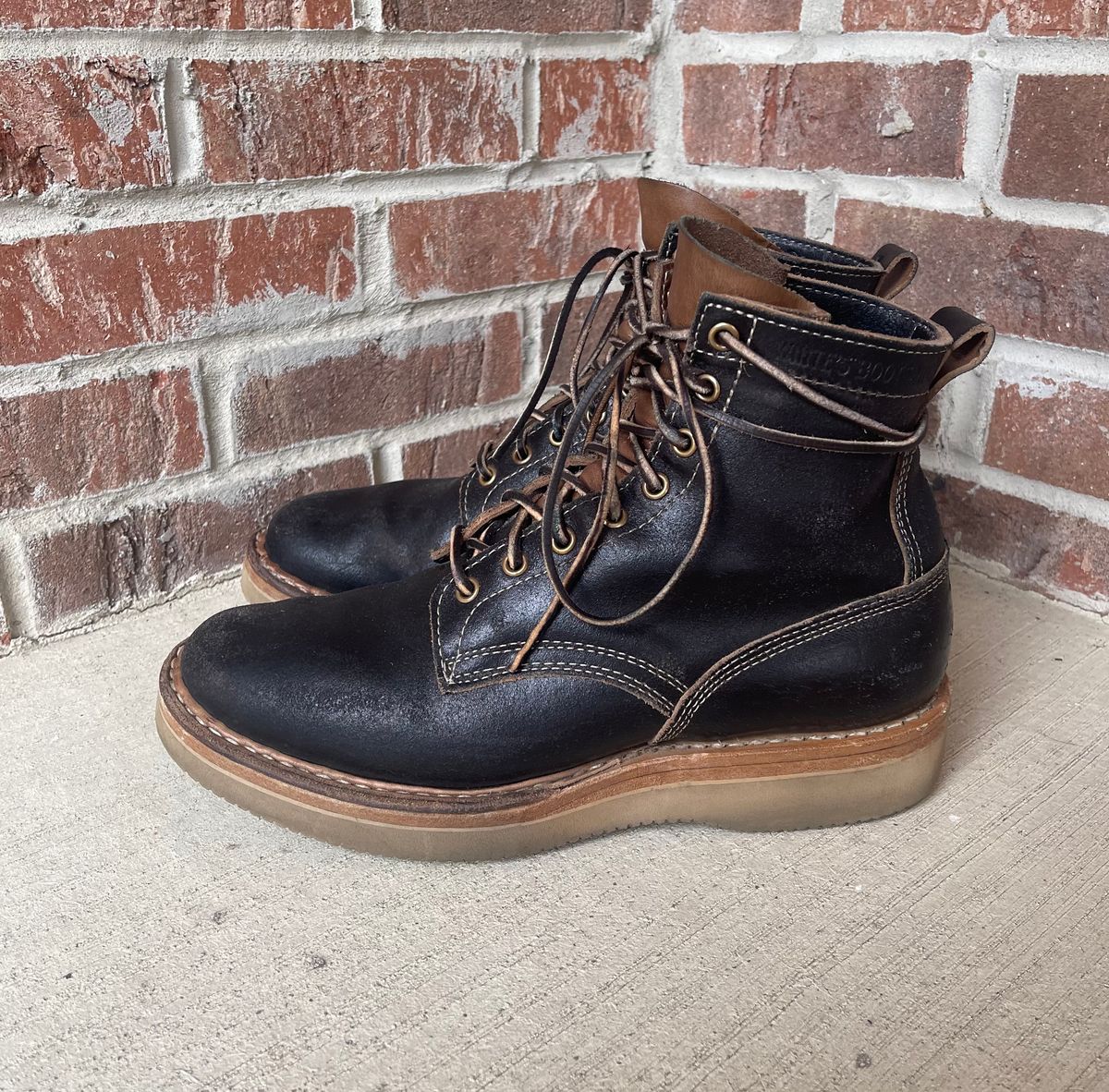 Photo by Joe on November 5, 2022 of the White's 350 Cruiser in Horween Black Waxed Flesh.