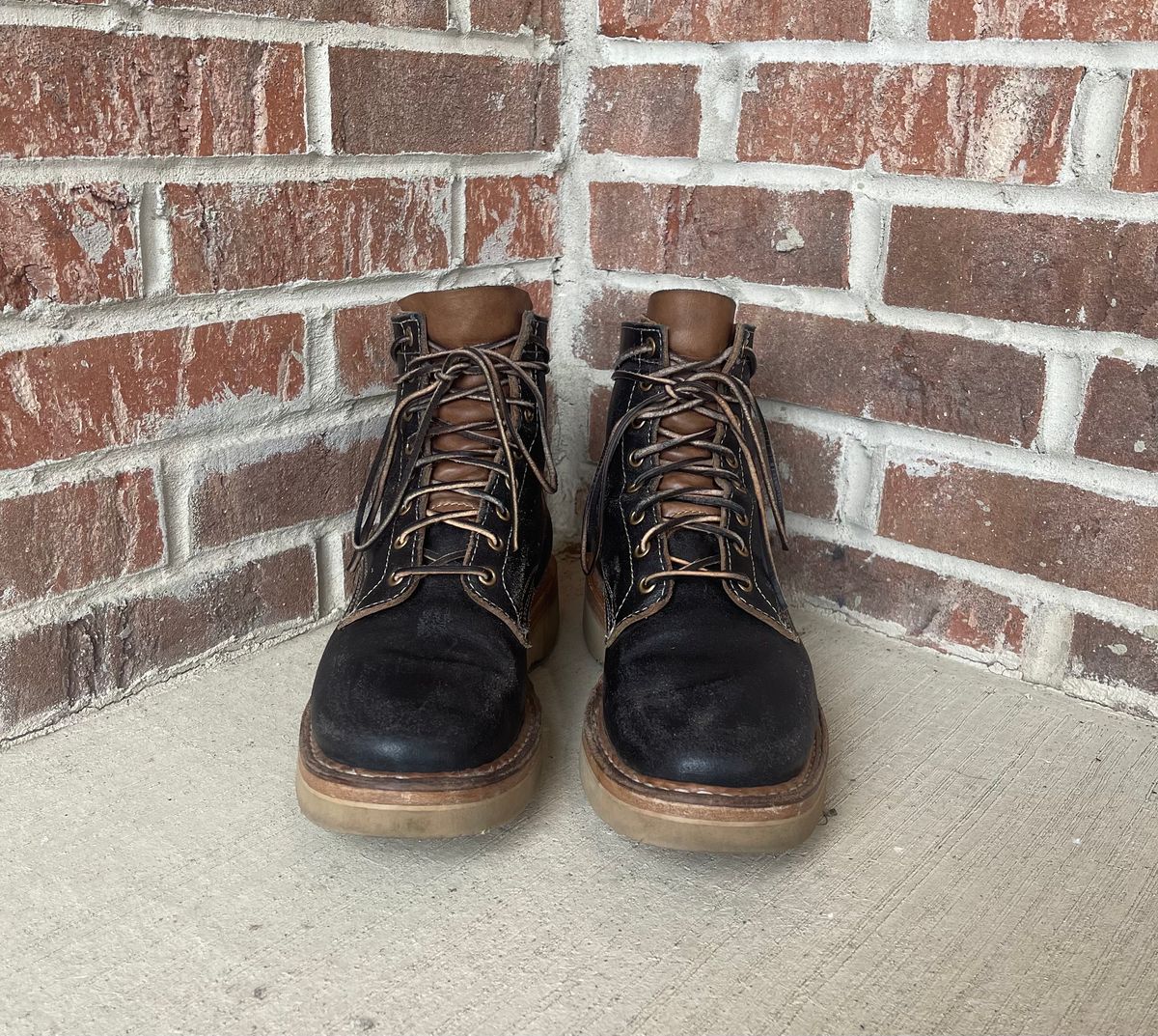Photo by Joe on November 5, 2022 of the White's 350 Cruiser in Horween Black Waxed Flesh.