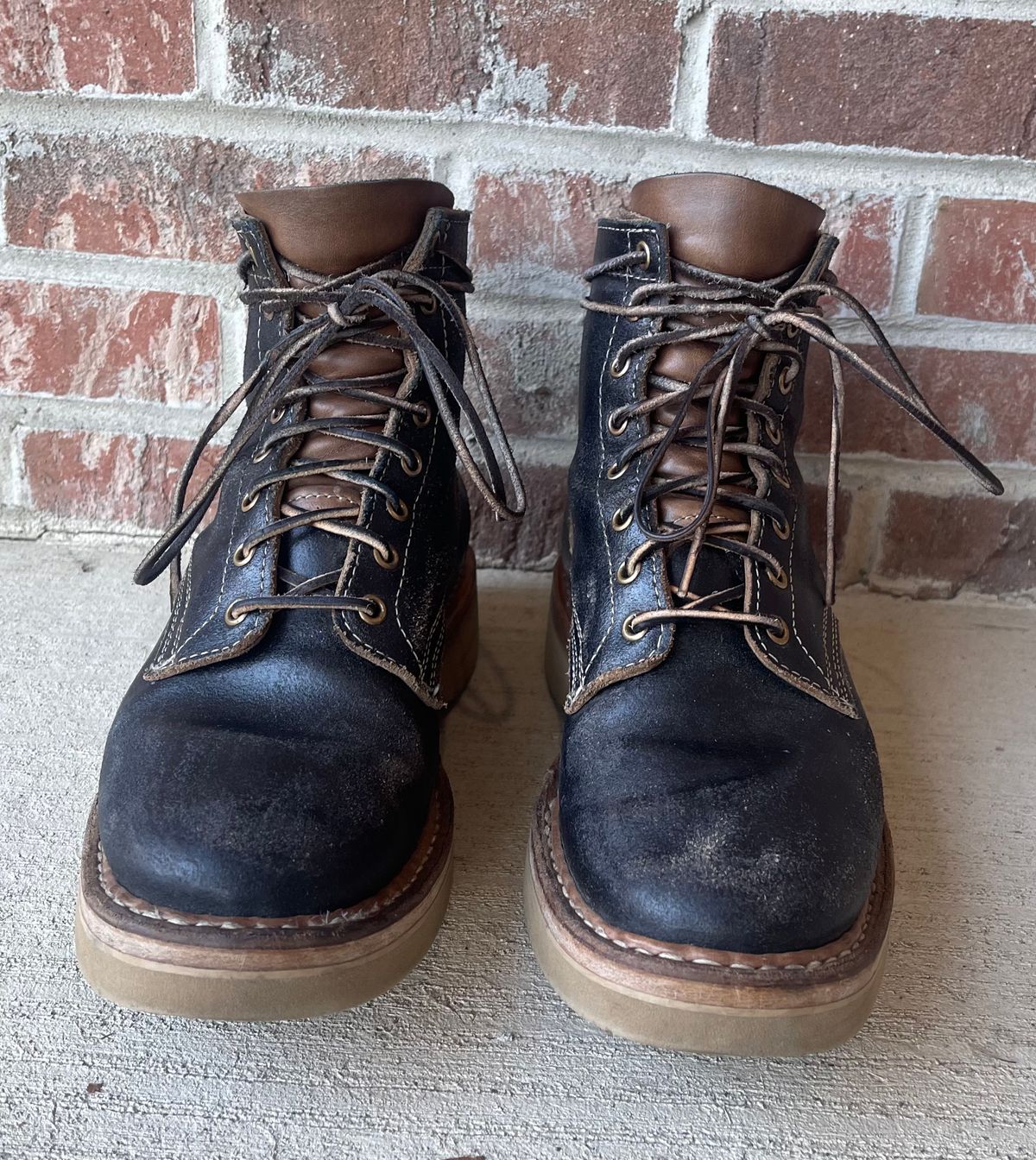 Photo by Joe on December 4, 2022 of the White's 350 Cruiser in Horween Black Waxed Flesh.