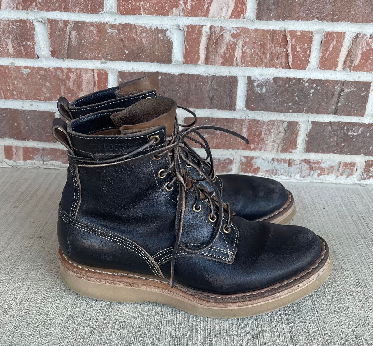 Photo by Joe on December 4, 2022 of the White's 350 Cruiser in Horween Black Waxed Flesh.