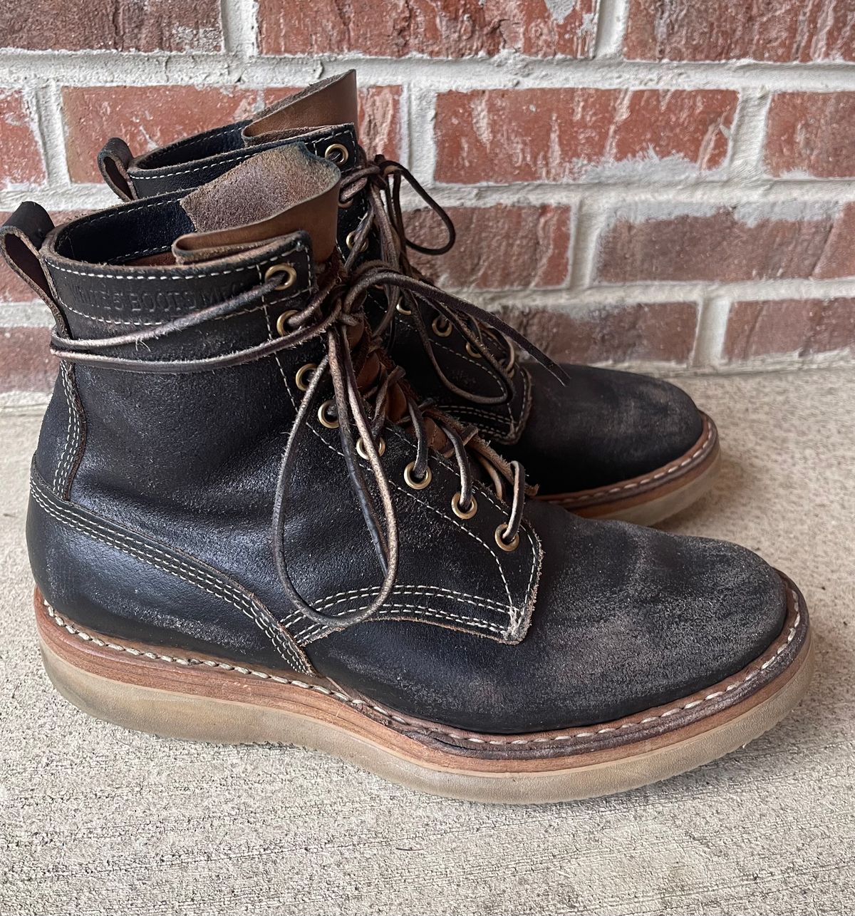 Photo by Joe on January 4, 2023 of the White's 350 Cruiser in Horween Black Waxed Flesh.