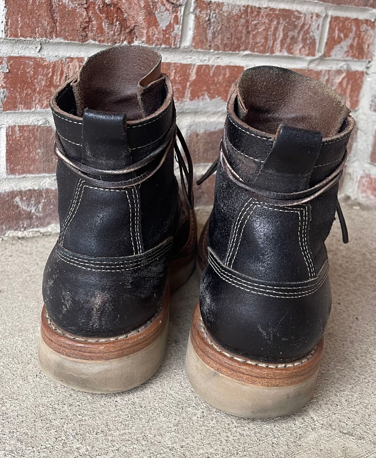 Photo by Joe on January 4, 2023 of the White's 350 Cruiser in Horween Black Waxed Flesh.