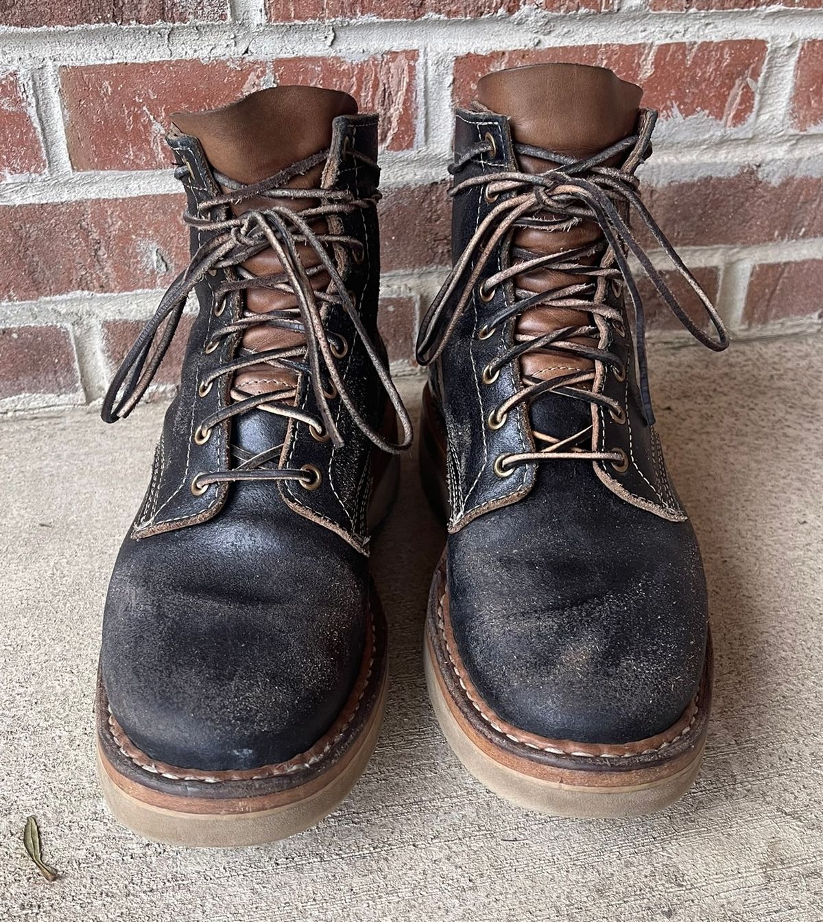 Photo by Joe on January 4, 2023 of the White's 350 Cruiser in Horween Black Waxed Flesh.