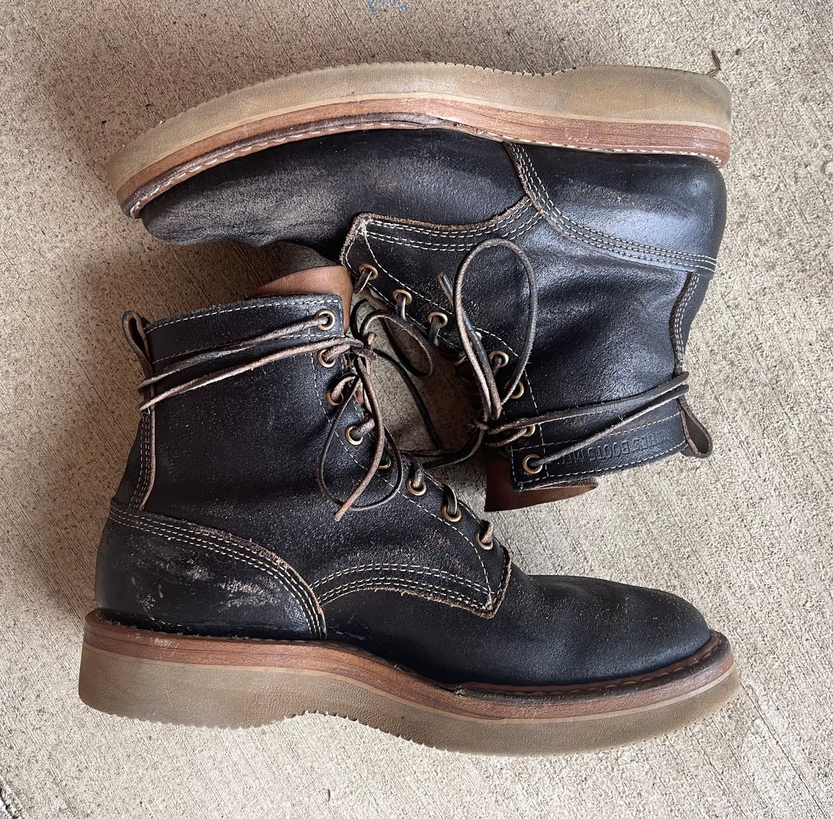 Photo by Joe on January 4, 2023 of the White's 350 Cruiser in Horween Black Waxed Flesh.
