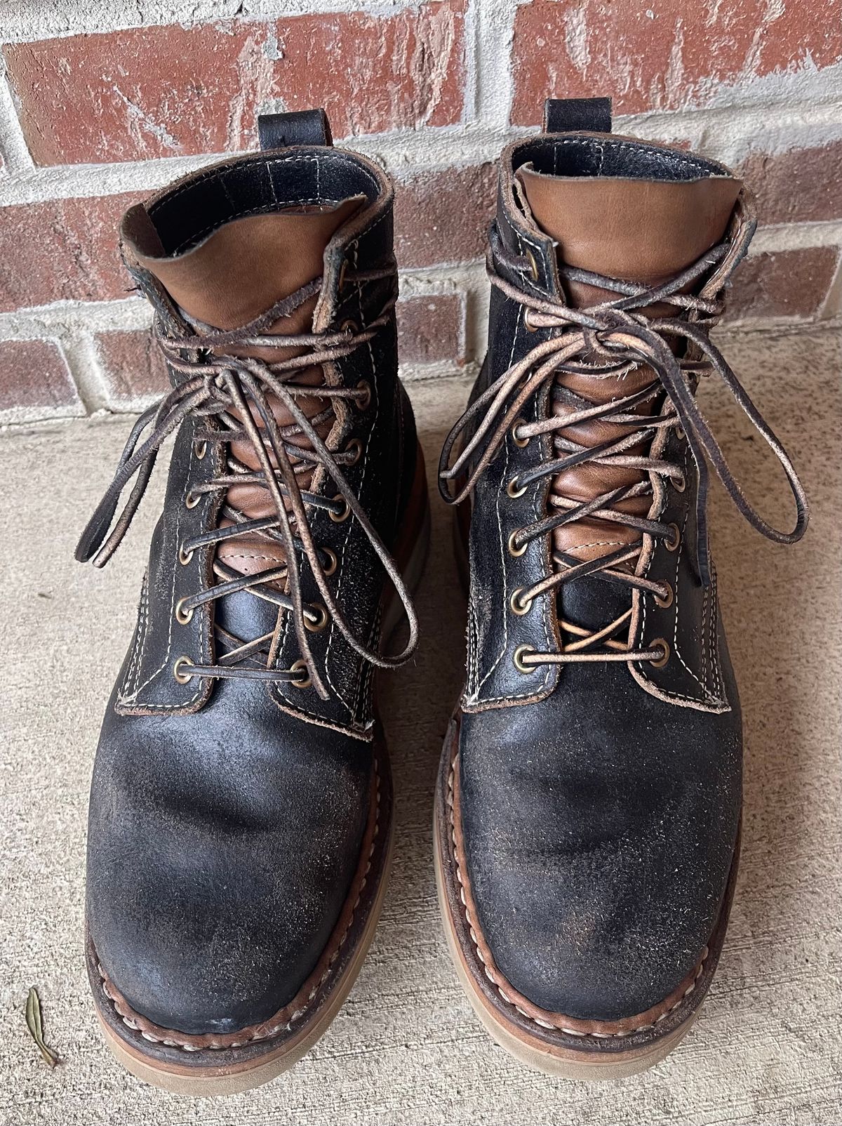 Photo by Joe on January 4, 2023 of the White's 350 Cruiser in Horween Black Waxed Flesh.