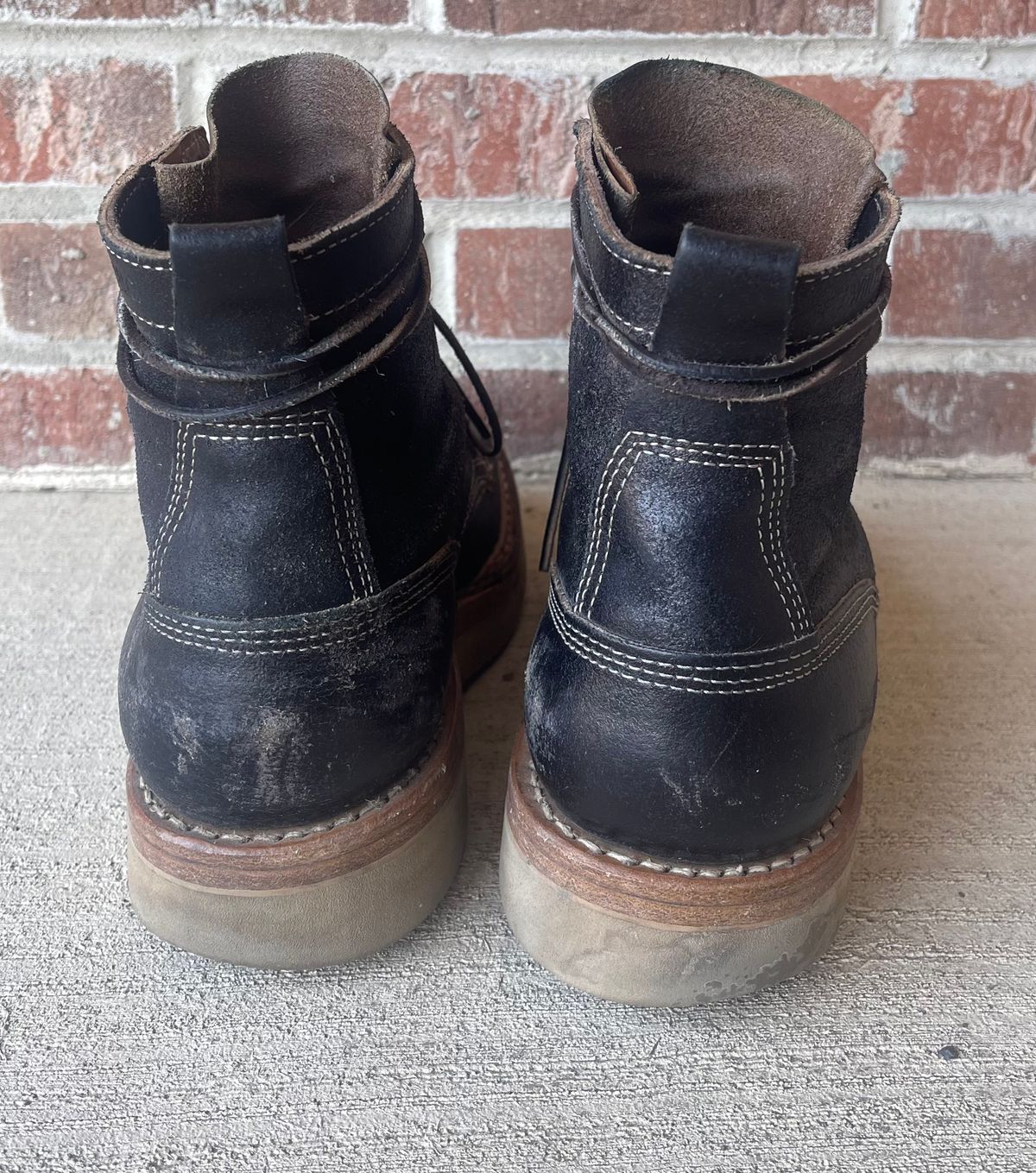 Photo by Joe on February 4, 2023 of the White's 350 Cruiser in Horween Black Waxed Flesh.