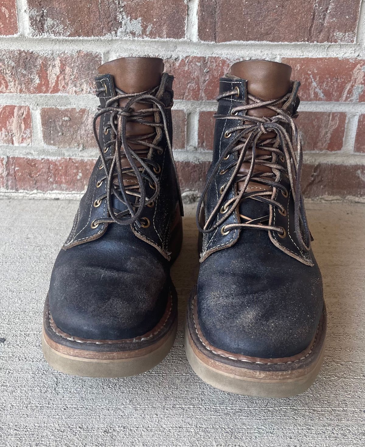 Photo by Joe on February 4, 2023 of the White's 350 Cruiser in Horween Black Waxed Flesh.