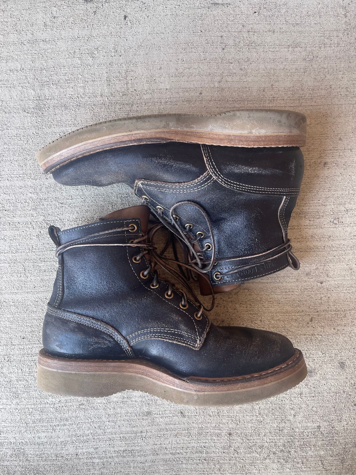 Photo by Joe on February 4, 2023 of the White's 350 Cruiser in Horween Black Waxed Flesh.
