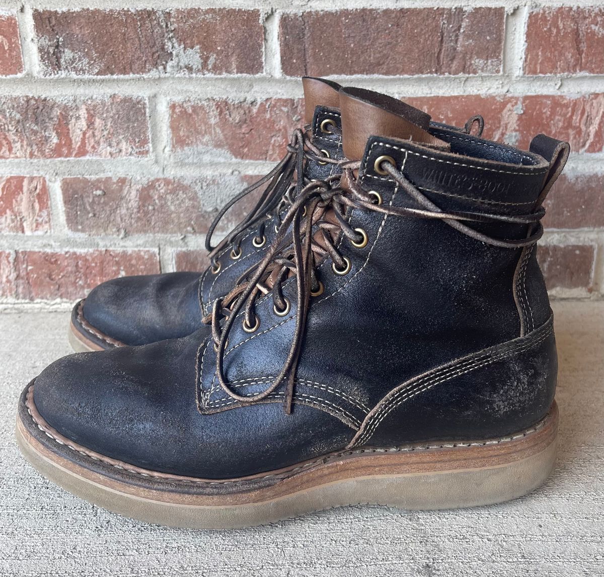 Photo by Joe on February 4, 2023 of the White's 350 Cruiser in Horween Black Waxed Flesh.