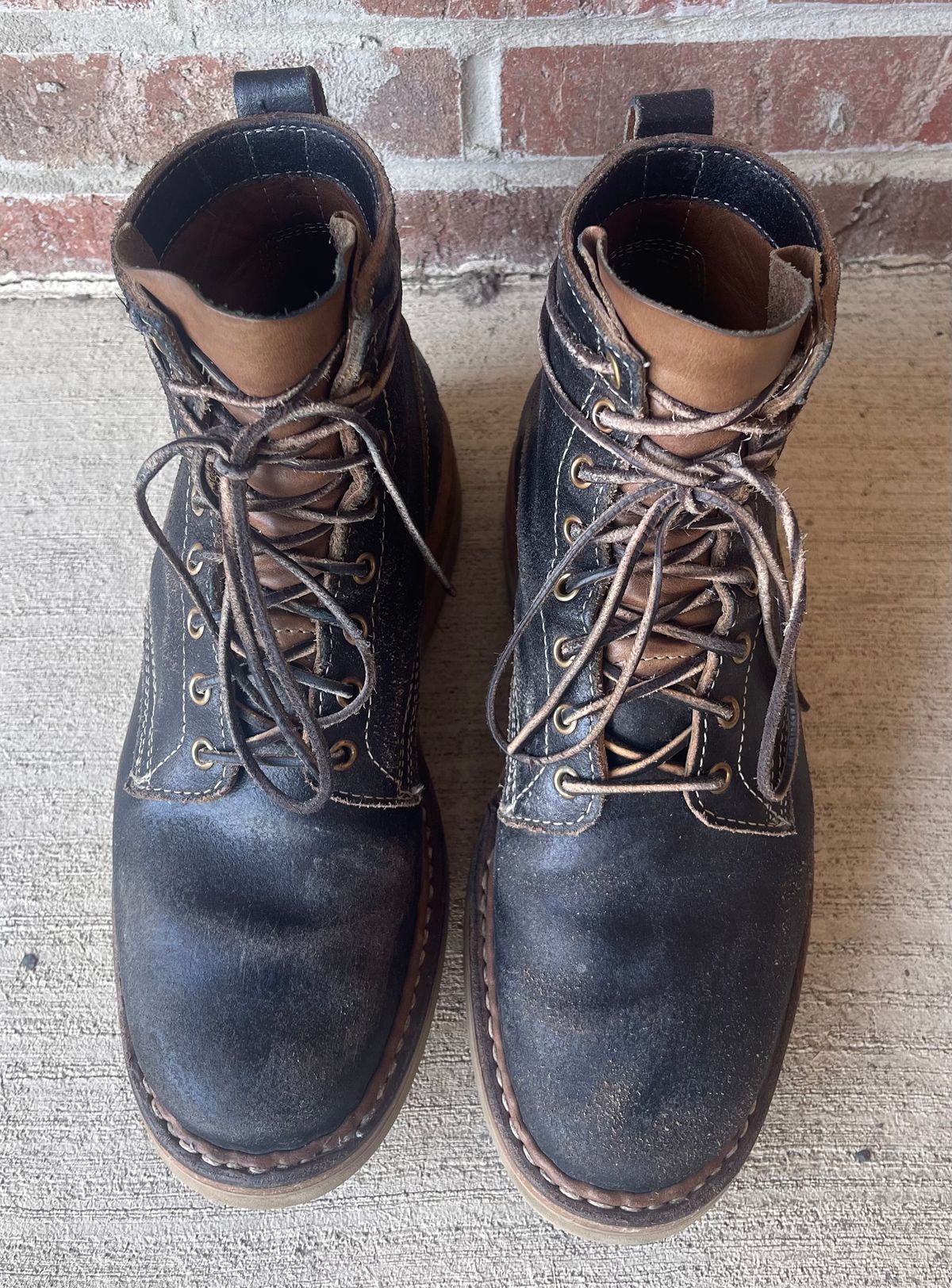 Photo by Joe on February 4, 2023 of the White's 350 Cruiser in Horween Black Waxed Flesh.