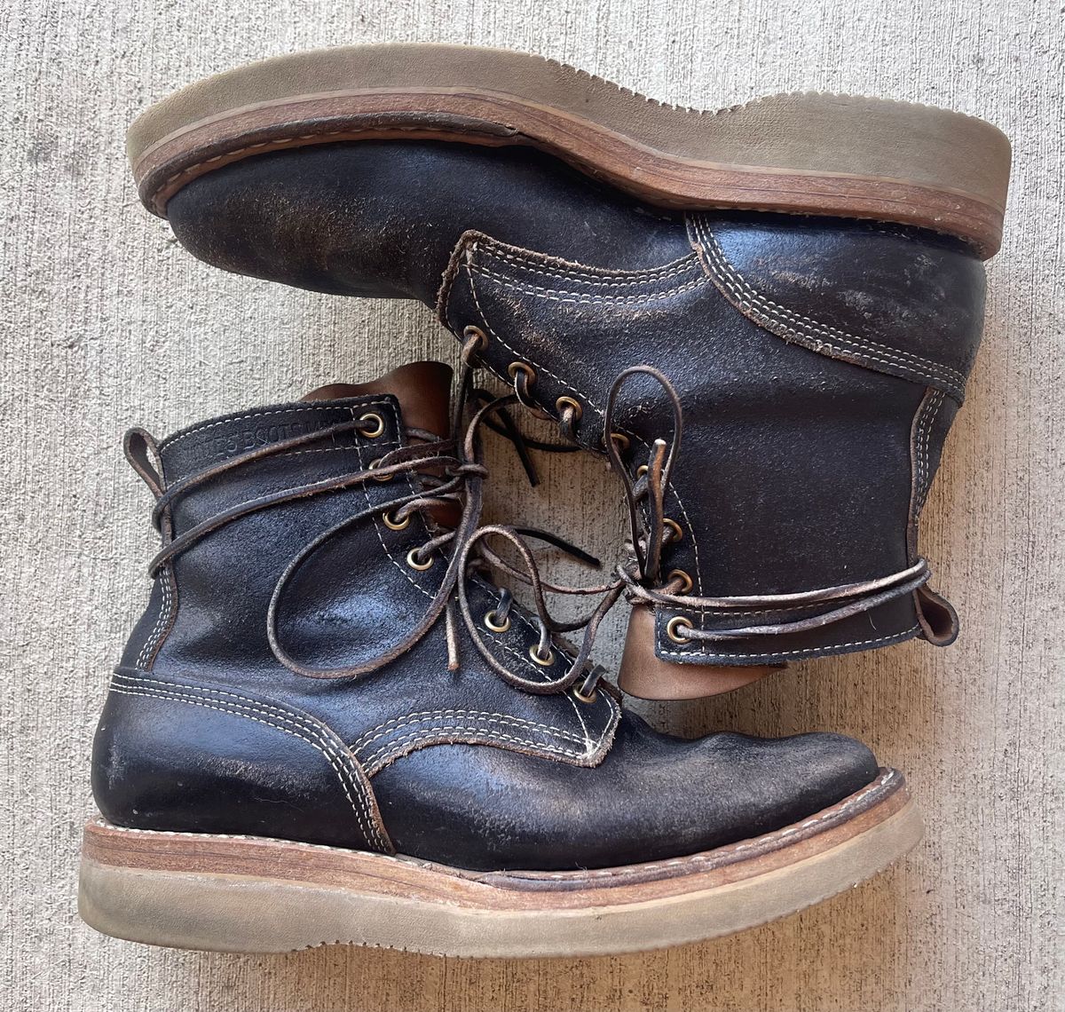 Photo by Joe on March 5, 2023 of the White's 350 Cruiser in Horween Black Waxed Flesh.