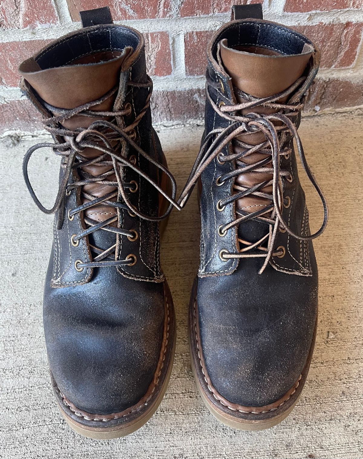 Photo by Joe on March 5, 2023 of the White's 350 Cruiser in Horween Black Waxed Flesh.