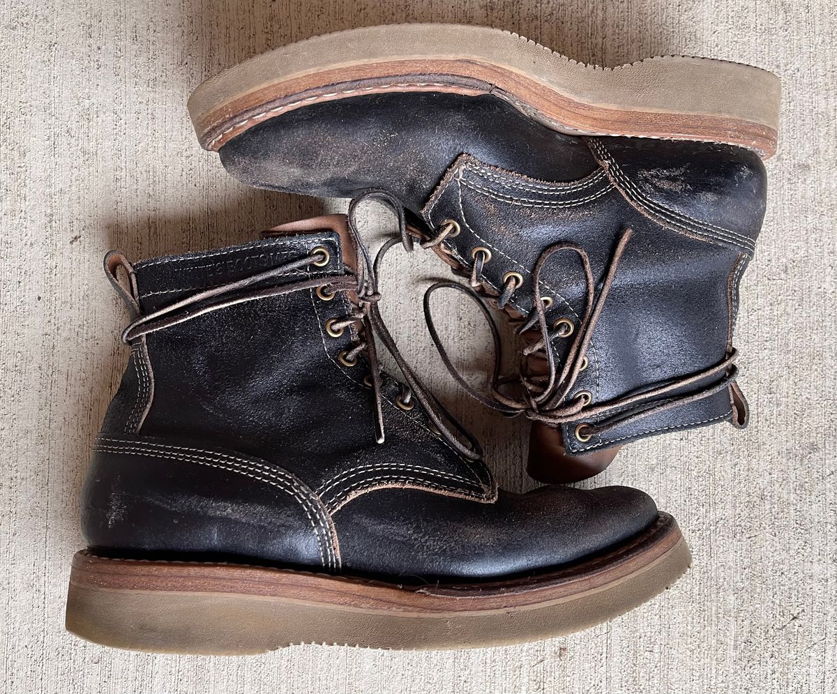 Photo by Joe on April 3, 2023 of the White's 350 Cruiser in Horween Black Waxed Flesh.