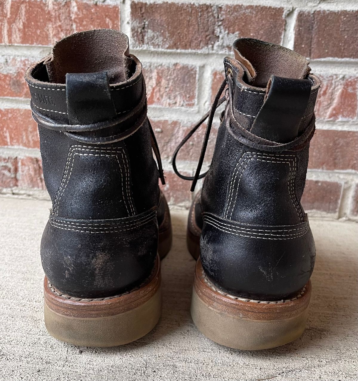 Photo by Joe on April 3, 2023 of the White's 350 Cruiser in Horween Black Waxed Flesh.
