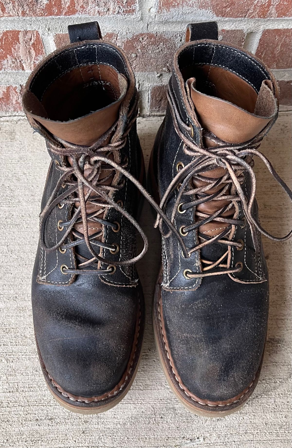 Photo by Joe on April 3, 2023 of the White's 350 Cruiser in Horween Black Waxed Flesh.