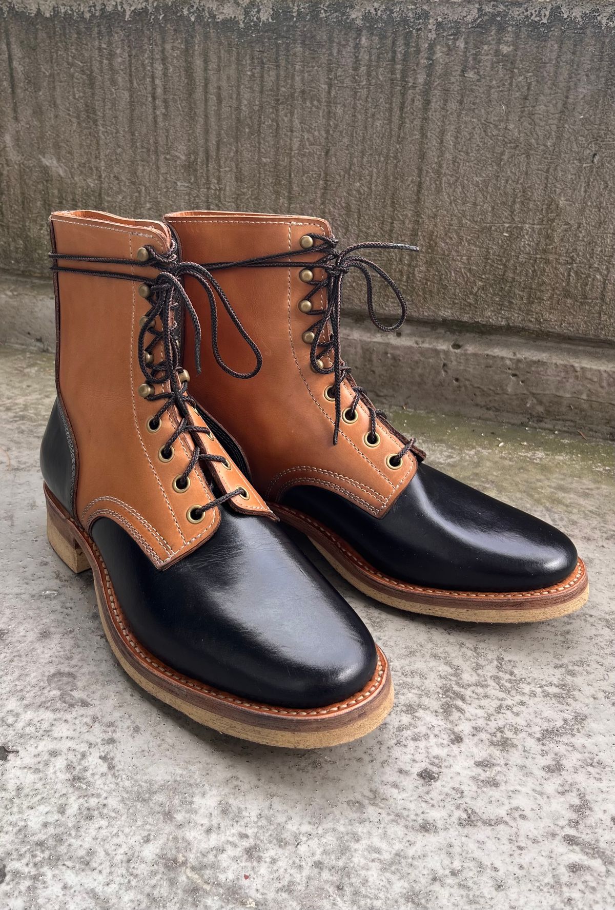 Photo by Momo on September 15, 2025 of the Akito Boondockers in Horween Black Chromexcel & Unknown Natural Veg Tan.