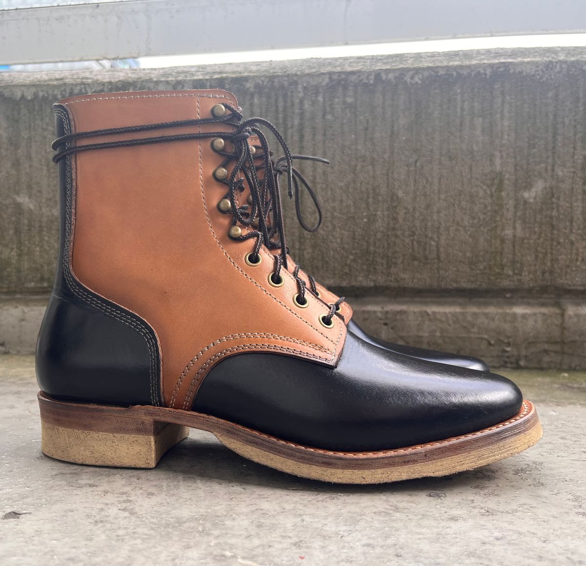 Photo by Momo on September 15, 2025 of the Akito Boondockers in Horween Black Chromexcel & Unknown Natural Veg Tan.