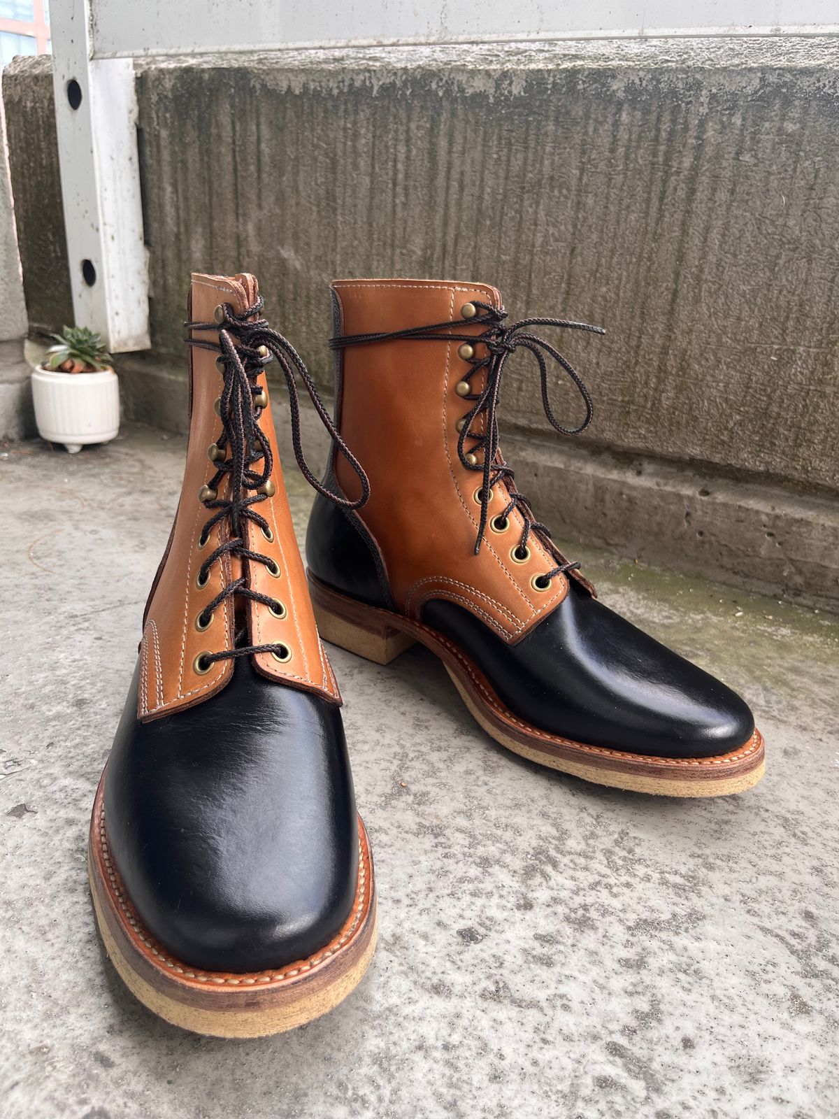 Photo by Momo on September 15, 2025 of the Akito Boondockers in Horween Black Chromexcel & Unknown Natural Veg Tan.