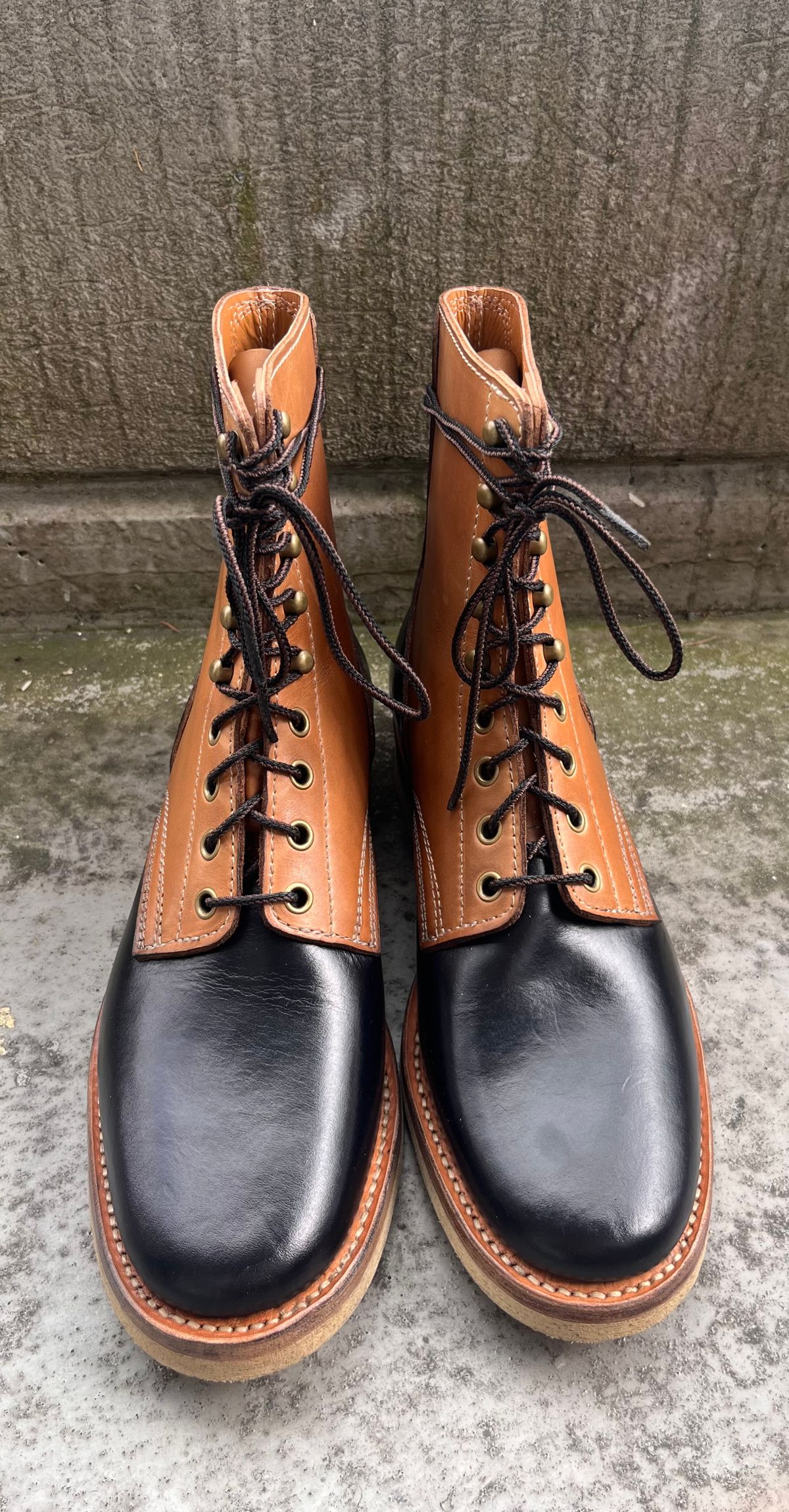 Photo by Momo on September 15, 2025 of the Akito Boondockers in Horween Black Chromexcel & Unknown Natural Veg Tan.