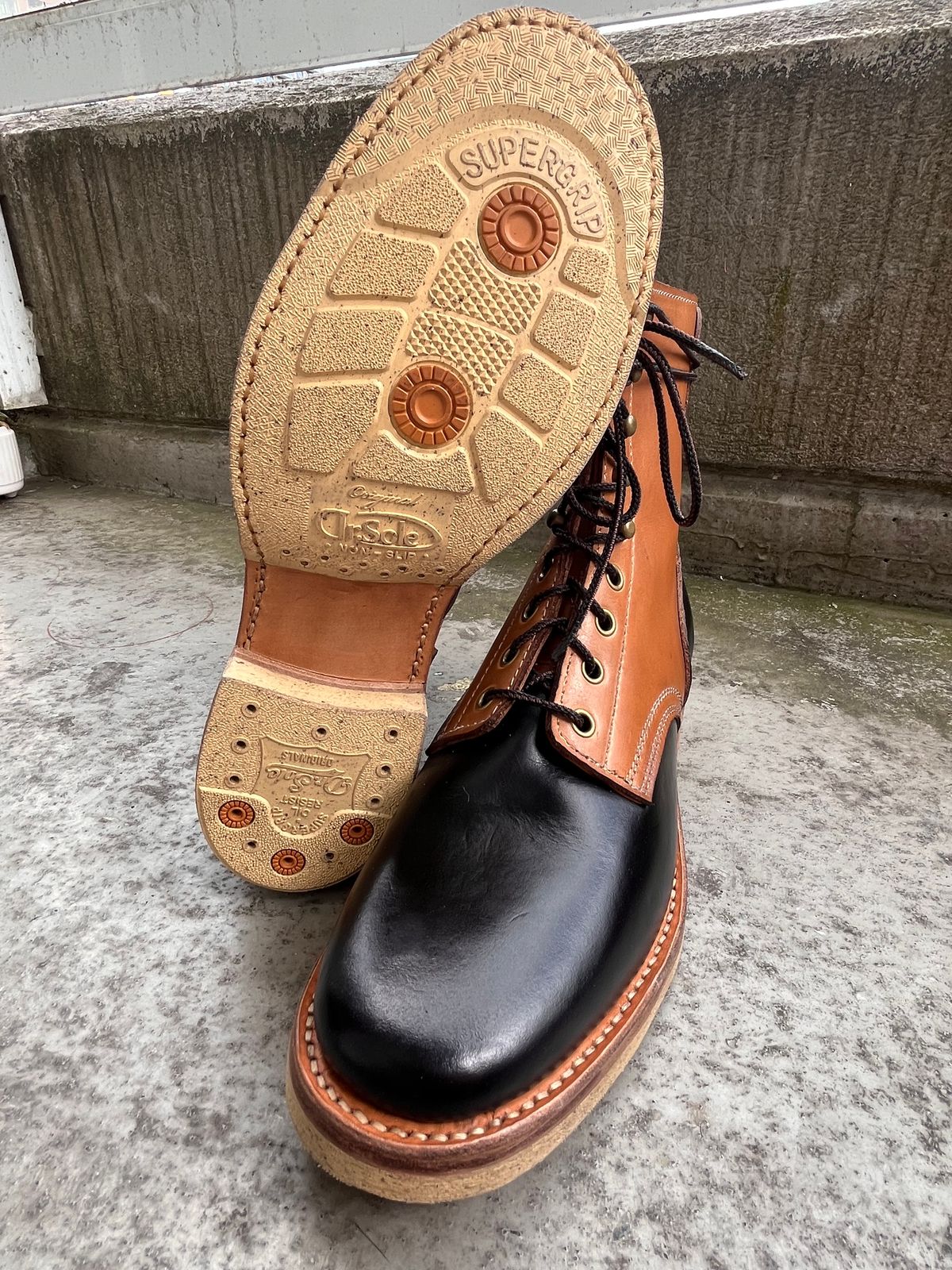 Photo by Momo on September 15, 2025 of the Akito Boondockers in Horween Black Chromexcel & Unknown Natural Veg Tan.