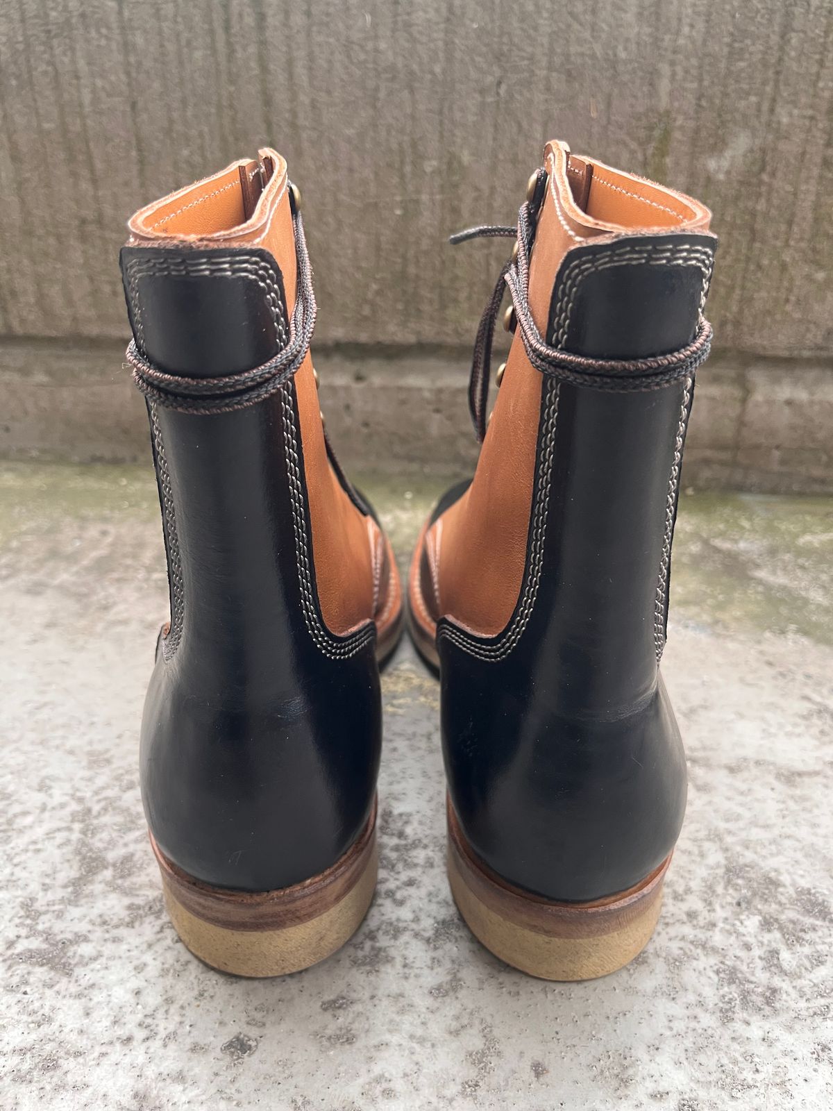 Photo by Momo on October 2, 2025 of the Akito Boondockers in Horween Black Chromexcel & Unknown Natural Veg Tan.