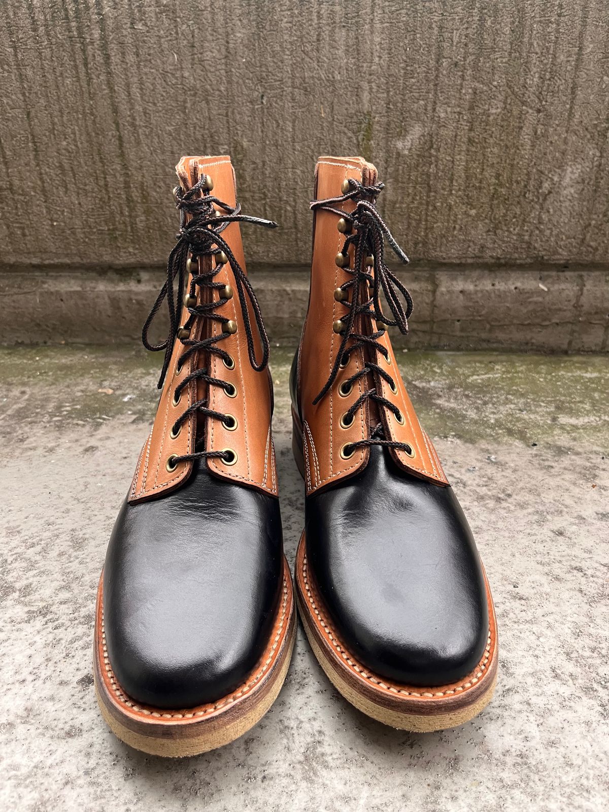 Photo by Momo on October 2, 2025 of the Akito Boondockers in Horween Black Chromexcel & Unknown Natural Veg Tan.