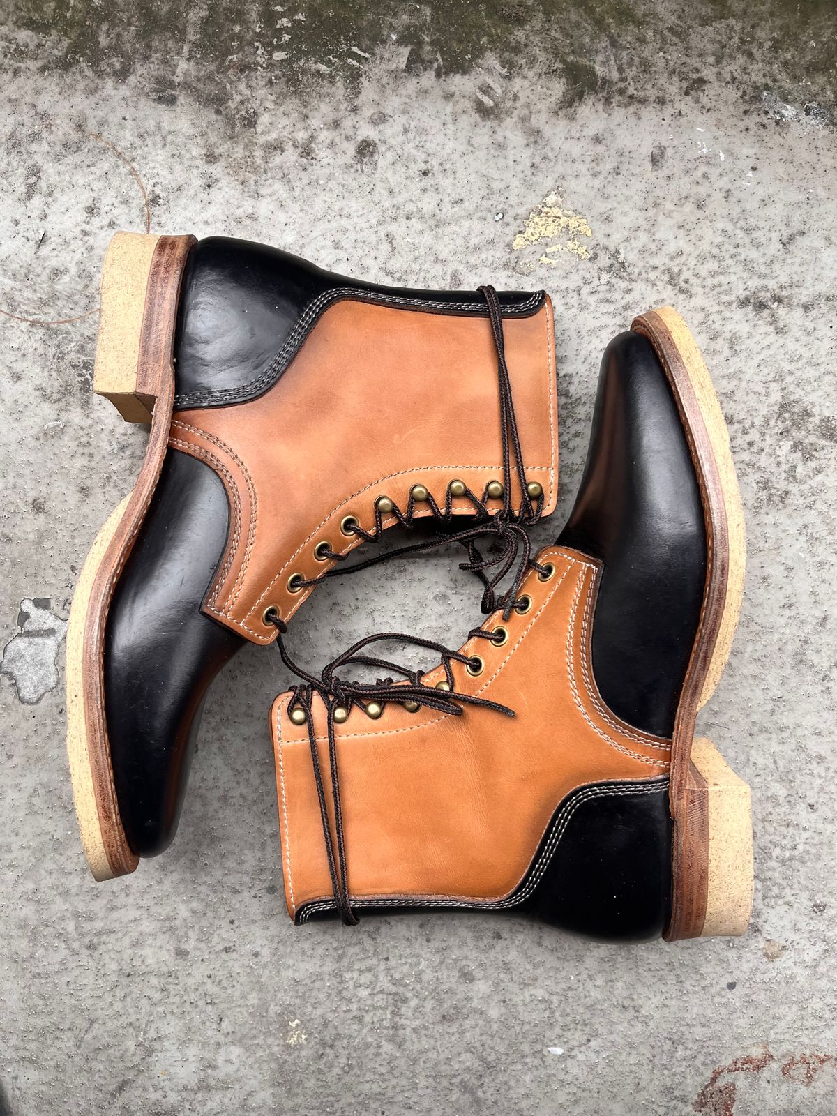 Photo by Momo on October 2, 2025 of the Akito Boondockers in Horween Black Chromexcel & Unknown Natural Veg Tan.