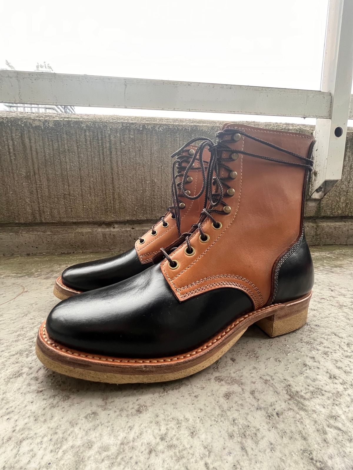 Photo by Momo on October 2, 2025 of the Akito Boondockers in Horween Black Chromexcel & Unknown Natural Veg Tan.