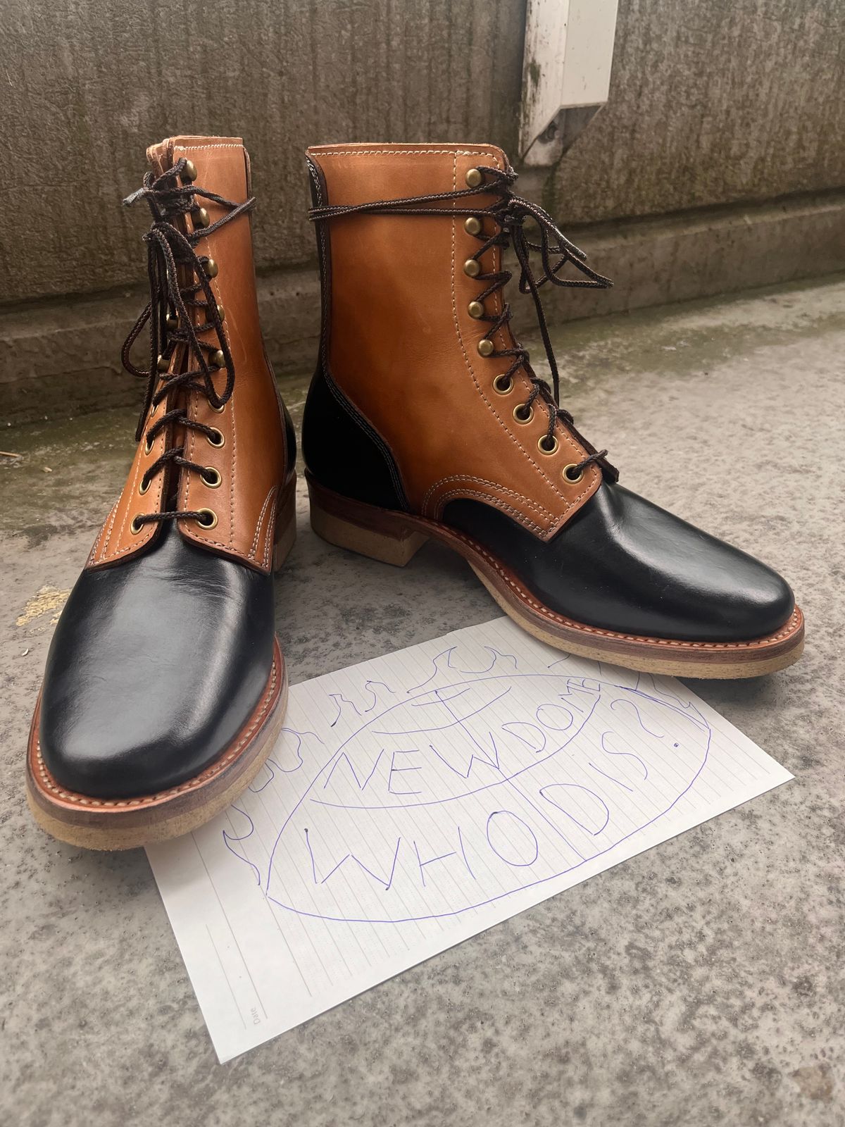 Photo by Momo on October 2, 2025 of the Akito Boondockers in Horween Black Chromexcel & Unknown Natural Veg Tan.