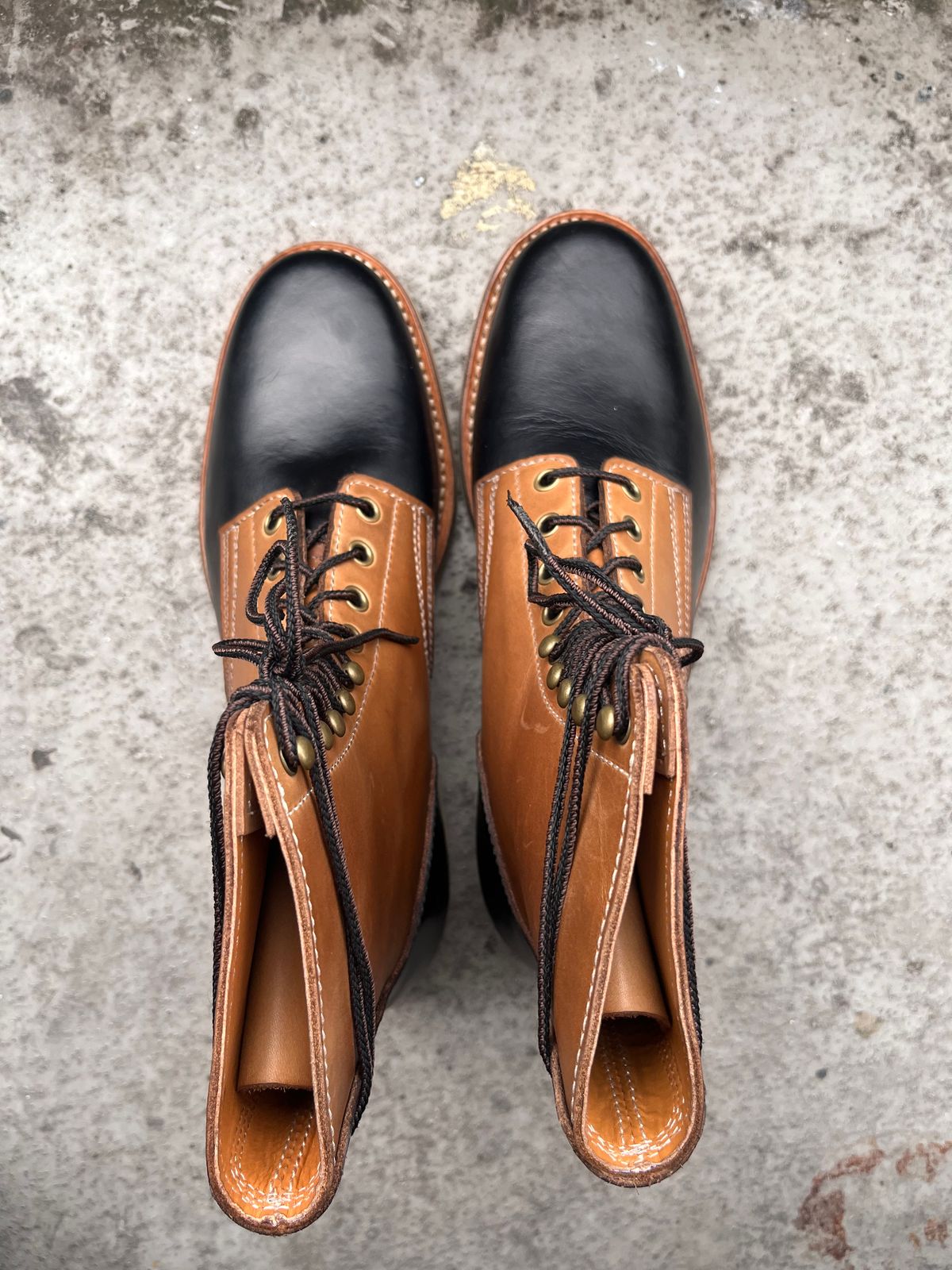 Photo by Momo on October 2, 2025 of the Akito Boondockers in Horween Black Chromexcel & Unknown Natural Veg Tan.