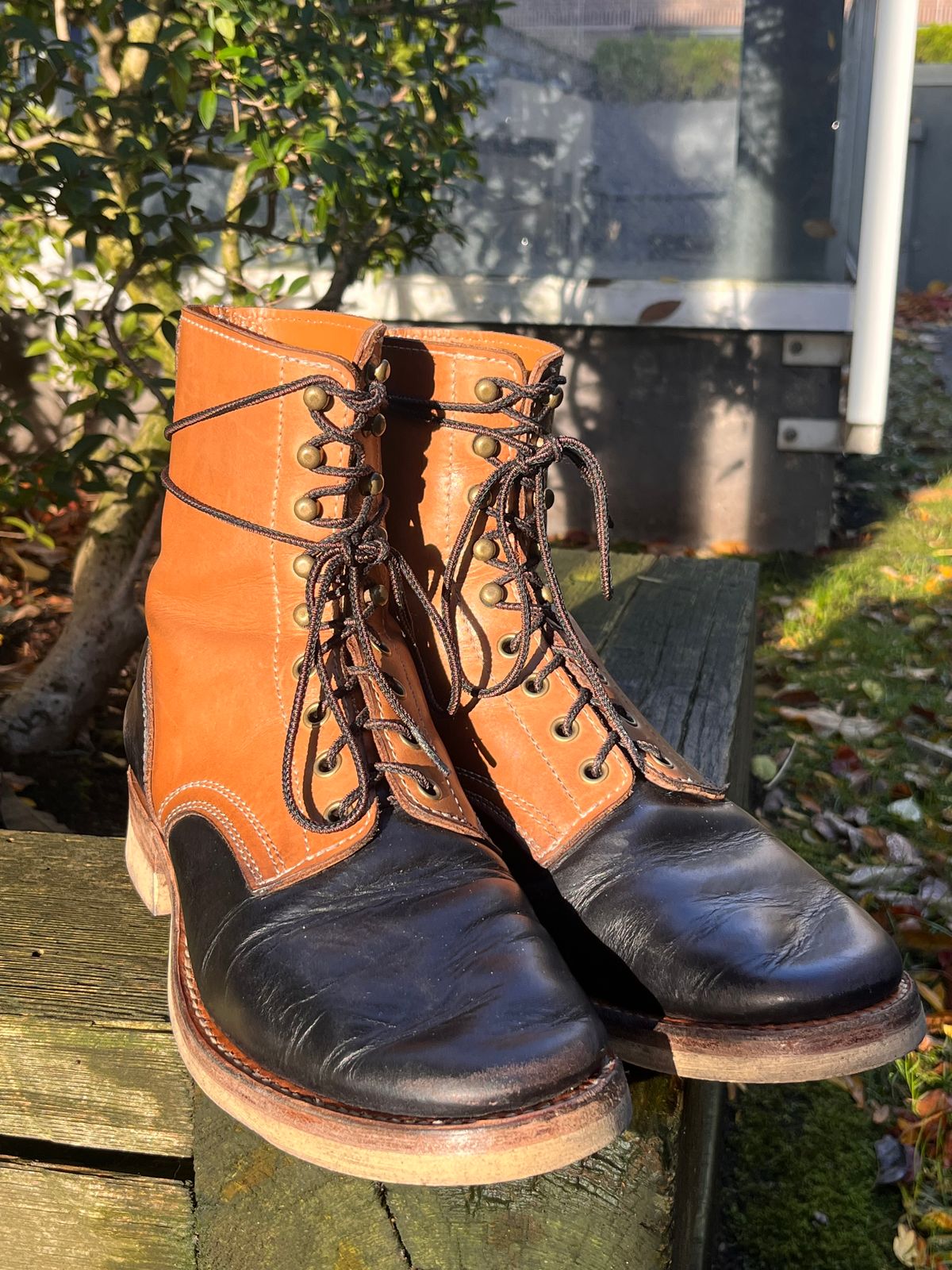 Photo by Momo on November 2, 2025 of the Akito Boondockers in Horween Black Chromexcel & Unknown Natural Veg Tan.